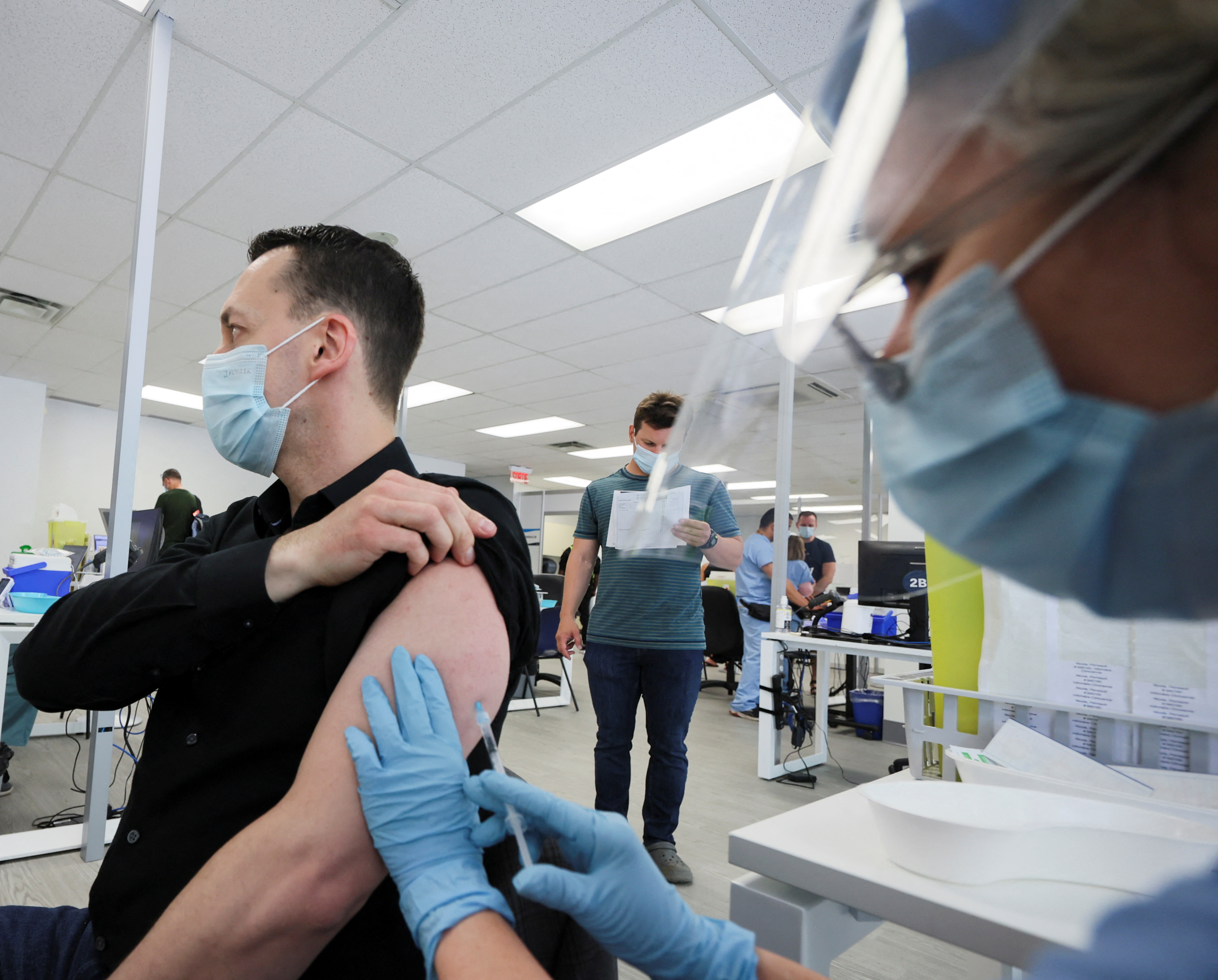 En países como Canadá, Estados Unidos, España y Reino Unido, ya se vacuna a personas con más riesgo de la enfermedad (REUTERS/Christinne Muschi)