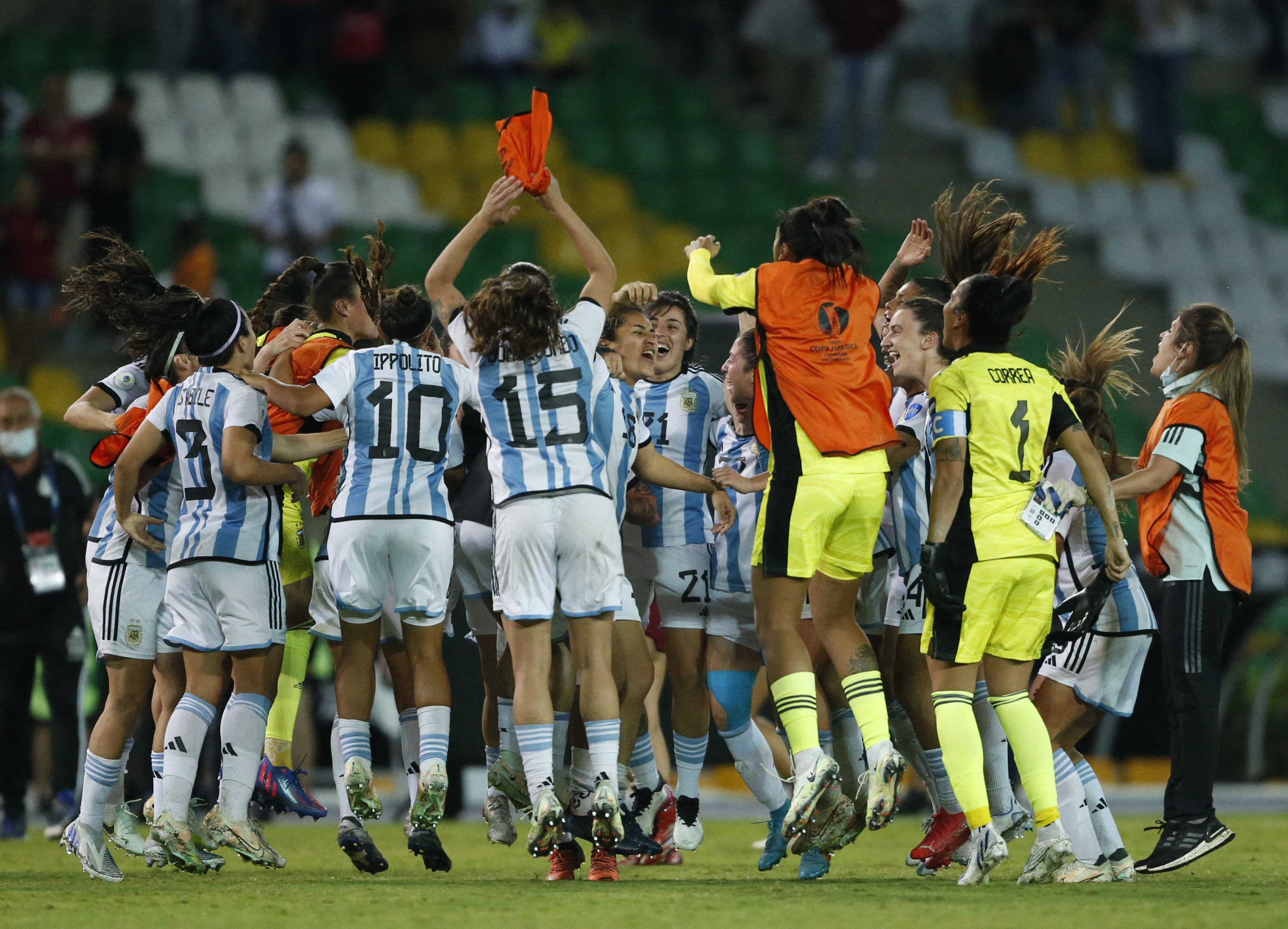 El festejo de las argentinas luego del triunfo (REUTERS/Mariana Greif)