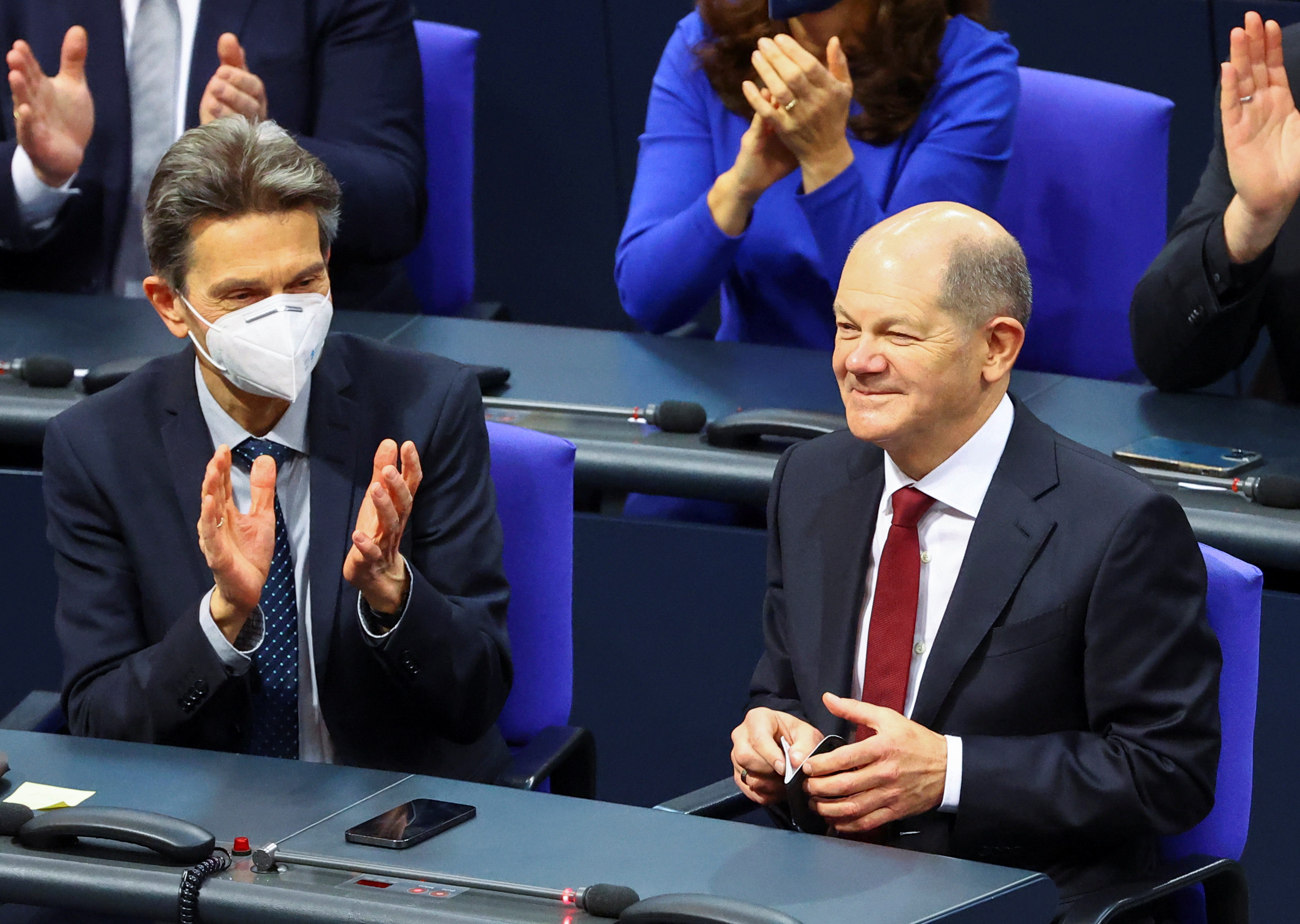 Olaf Scholz recibe el aplauso masivo durante la sesión del parlamento germano, el Bundestag, en Berlín (REUTERS/Fabrizio Bensch)