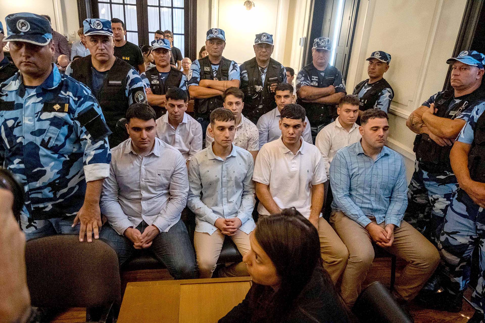 Los acusados rodeados por agentes del SPB, minutos antes de la condena 