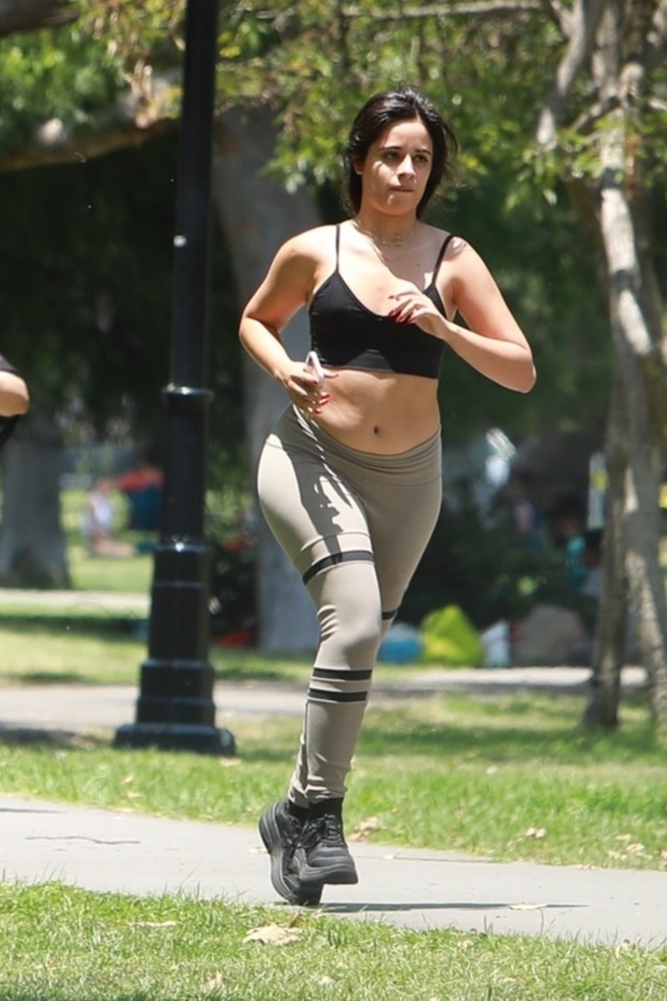 Día de entrenamiento. Camila Cabello compartió una rutina de gimnasia junto a su madre. La cantante salió a correr por un parque de Beverly Hills. Lució un conjunto deportivo de calzas grises y top negro