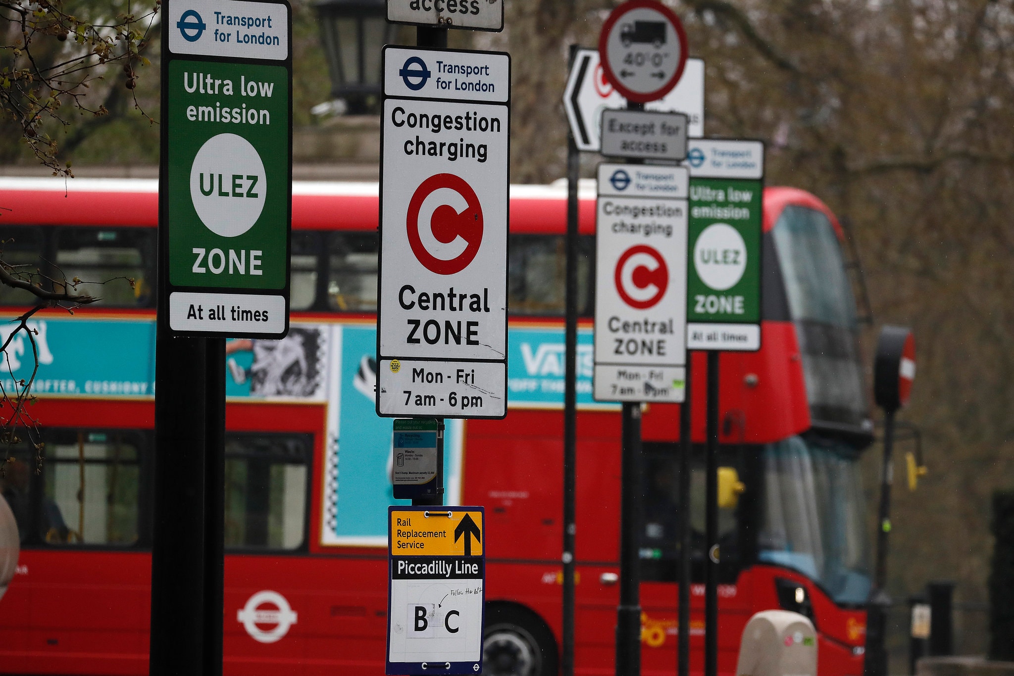 Londres comenzó a restablecer zonas de bajas emisiones alrededor de la ciudad en mayo pasado. (Frank Augstein/Associated Press)
