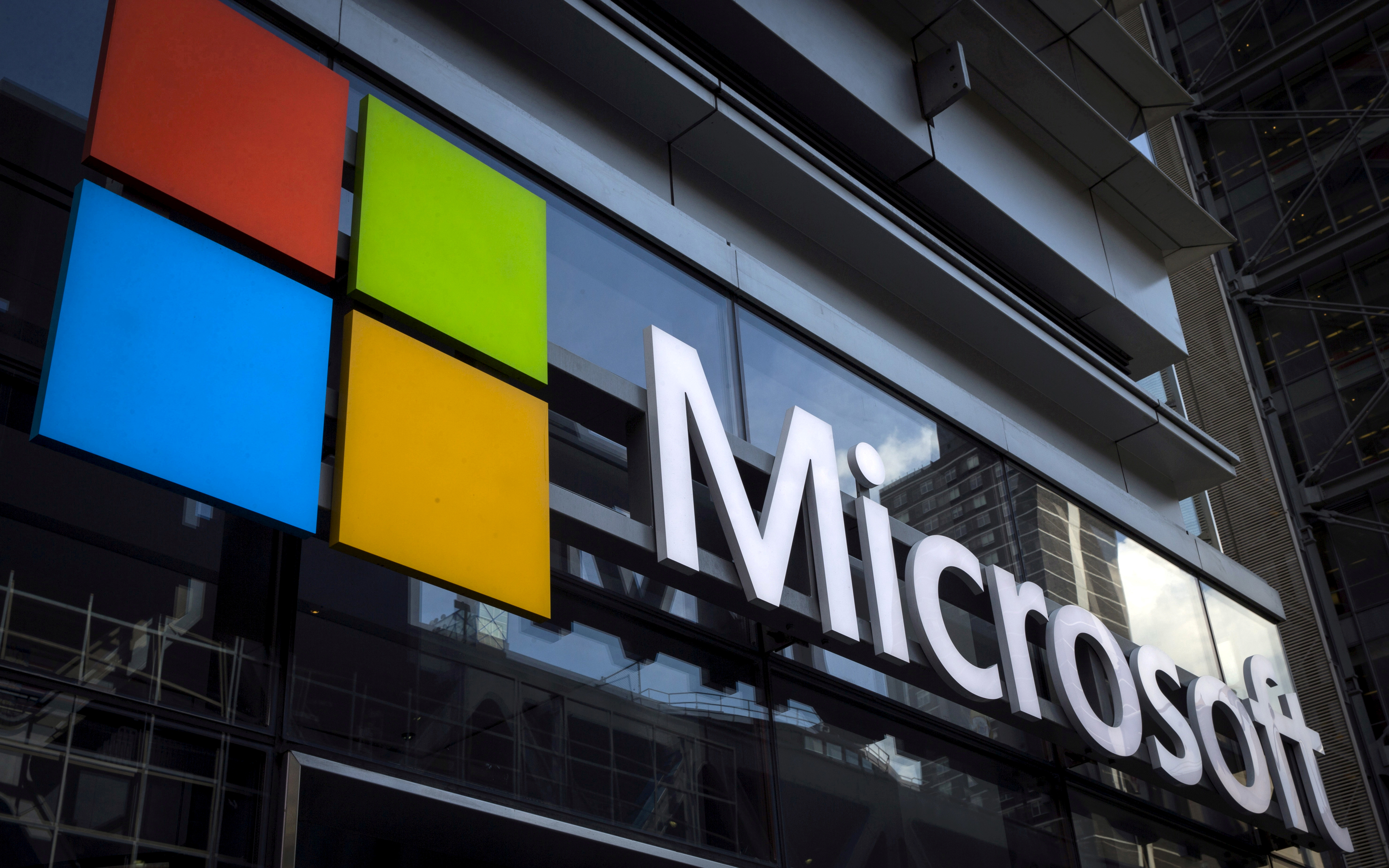 El logo de Microsoft en las oficinas de la empresa en Nueva York (REUTERS/Mike Segar/Archivo)