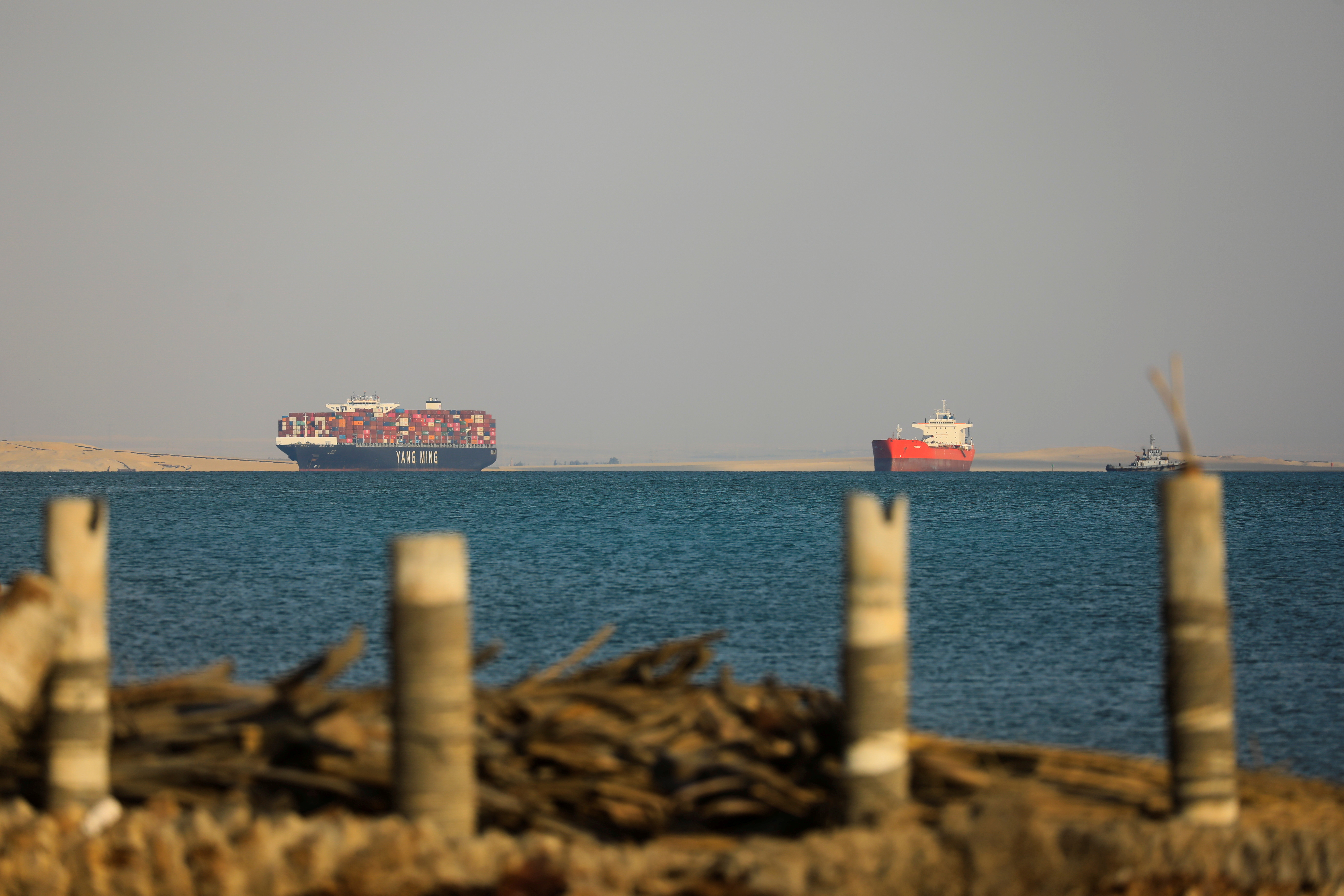 El carguero Yang Ming y otro barco están anclados fuera del Canal de Suez, donde encalló el Ever Given (Reuters/ Amr Abdallah)