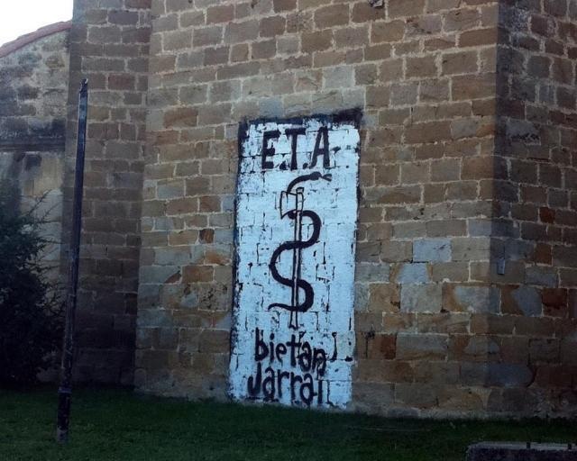 Pintada a favor de ETA en la fachada de una iglesia de Arbizu (Archivo/Europa Press)