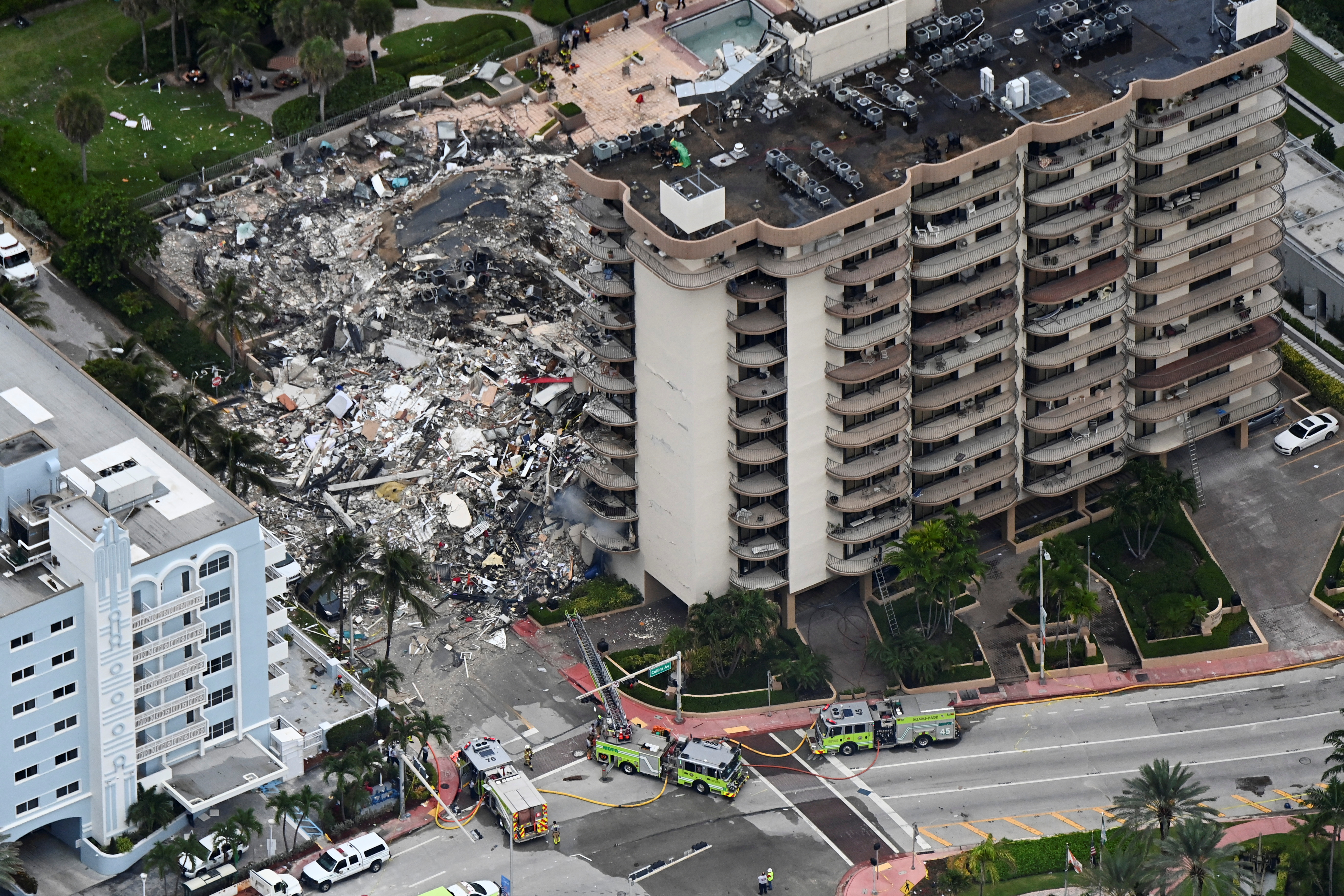 Una vista aérea muestra los restos del derrumbe del edificio en Surfside, cerca de Miami Beach, Florida (Reuters/ Marco Bello)