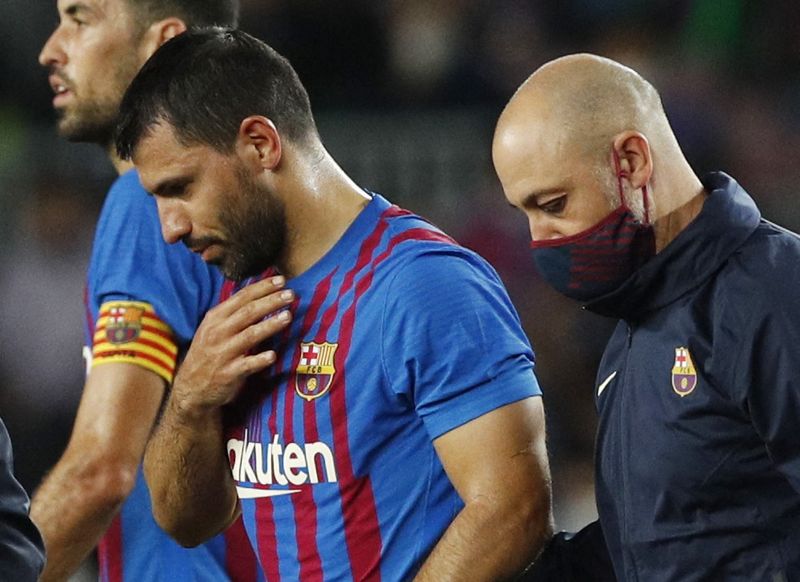 El pasado 30 de octubre, el Kun tuvo que salir por un dolor en la zona del pecho en el duelo del Barcelona ante Alavés (REUTERS/Albert Gea)