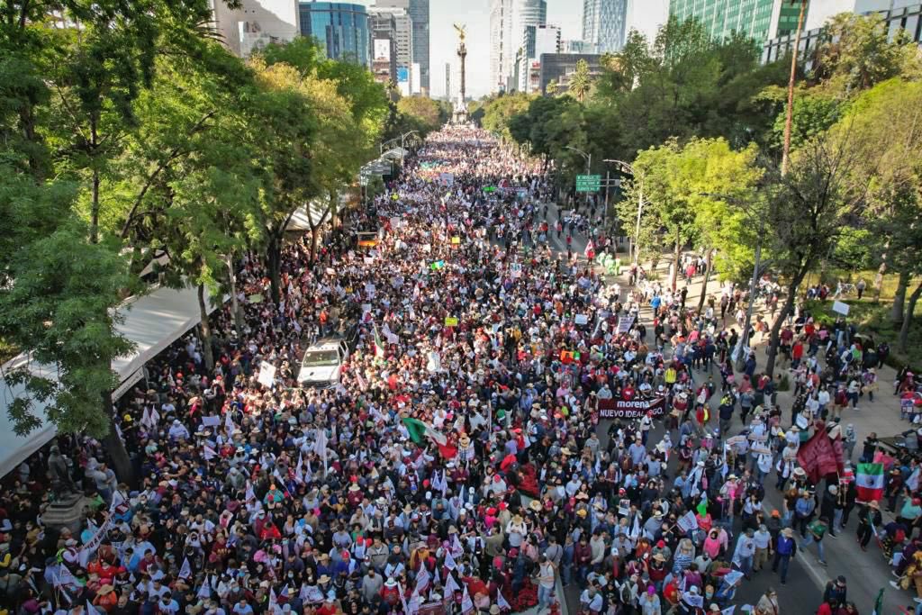 AMLO fue cuestionado sobre si la marcha del 27 de noviembre sería la última manifestación en la que participa o habría más (Twitter/@ClaudiaShein)