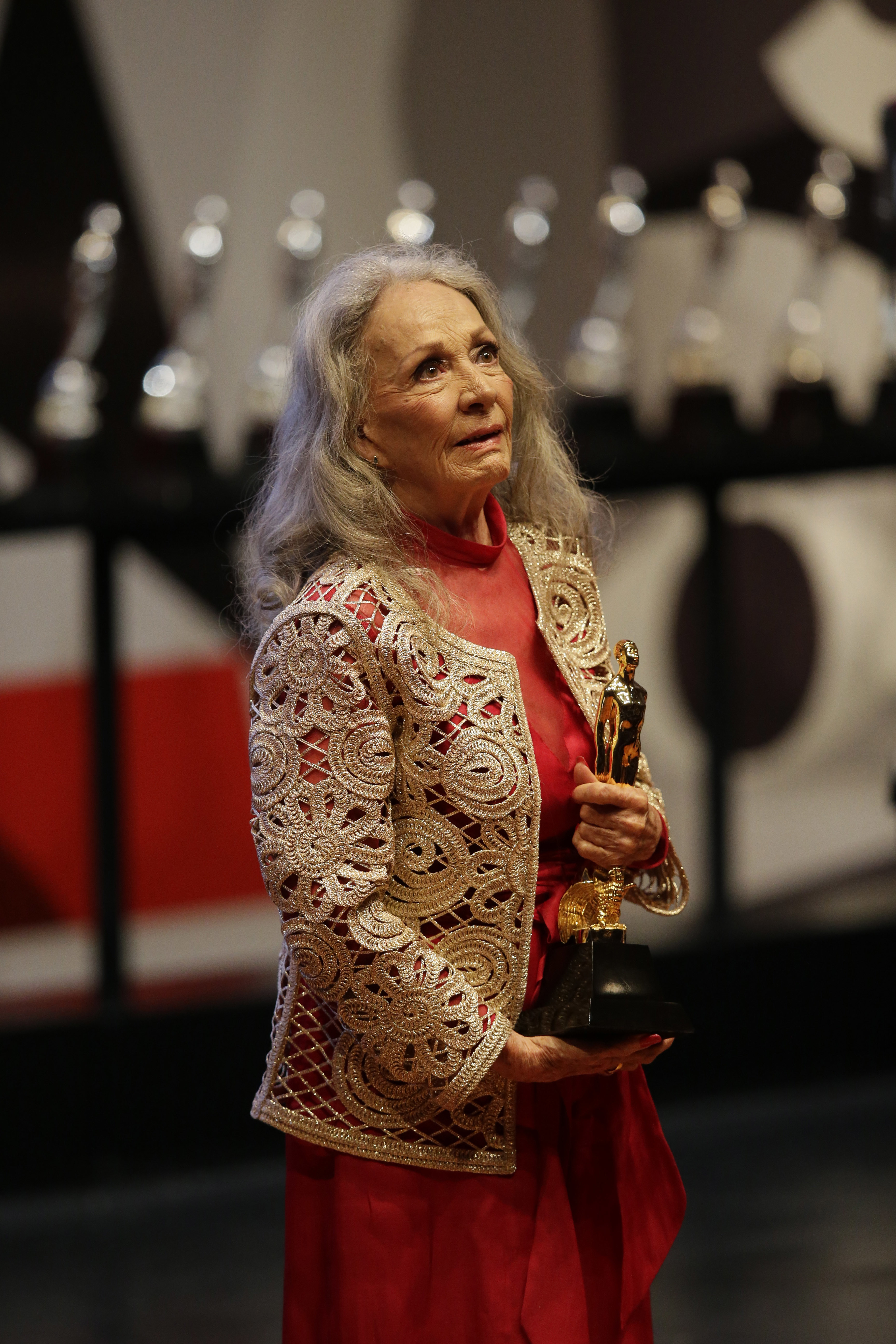 La actriz Isela Vega recibe el Ariel de Oro a la trayectoria en 2021 (Foto AP/Rebecca Blackwell, archivo)