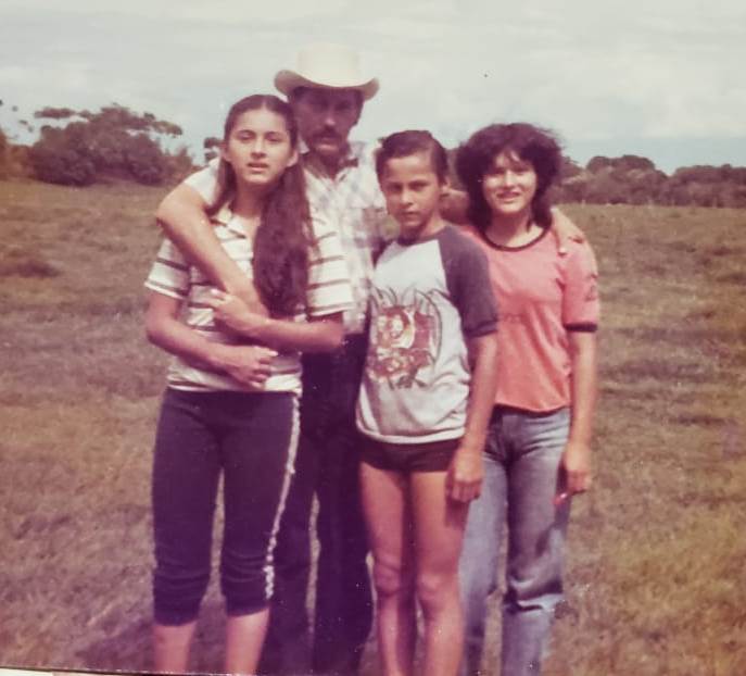Yamilet abrazada por su padre, Arley, a quien mataron en 1997, y sus hermanos Arley y Liliana