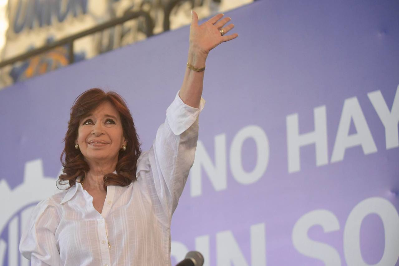 La "proscripción" de Cristina Kirchner y la candidatura conviven en el discurso de la militancia.