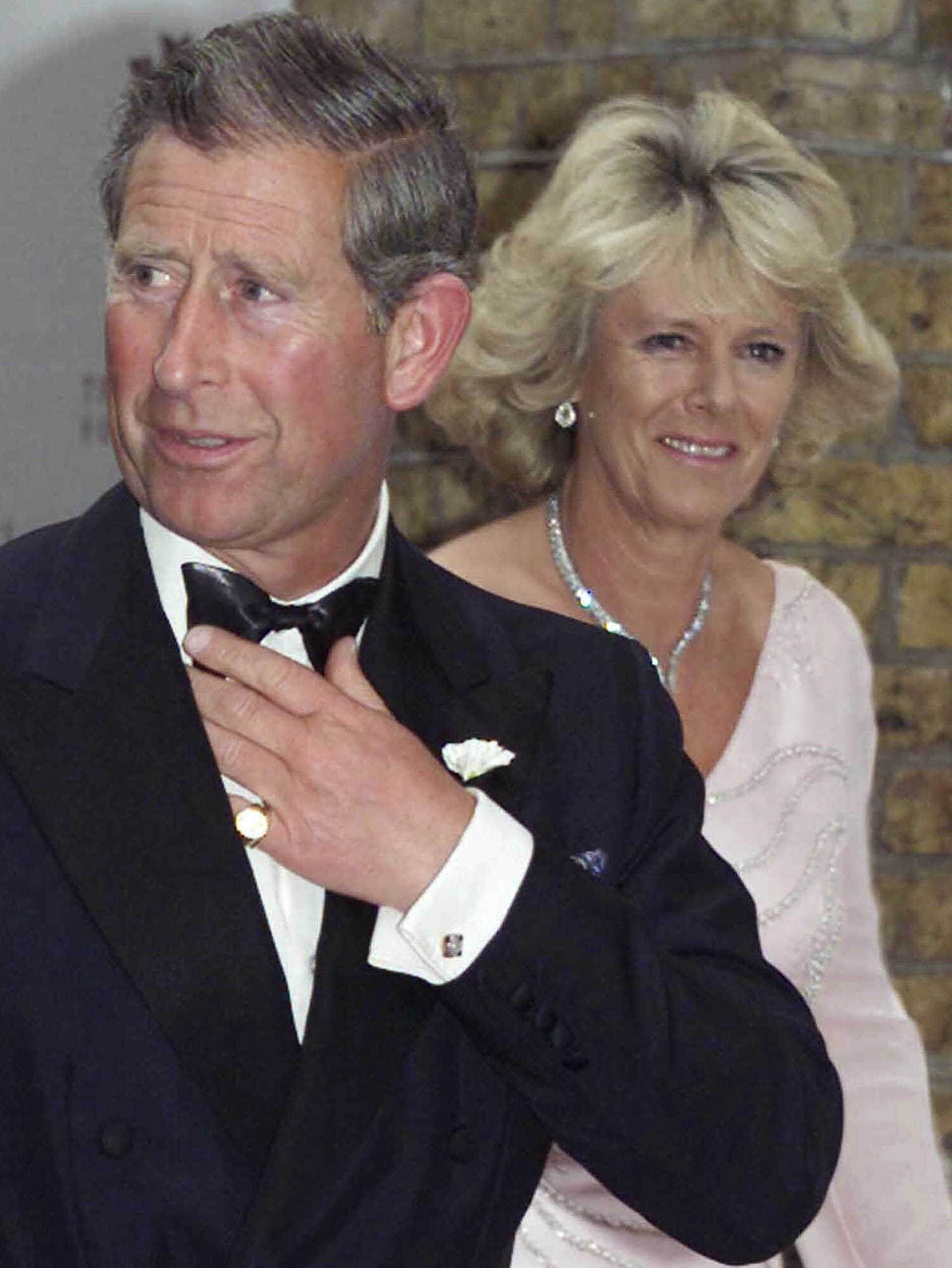 El príncipe Carlos llega con Camilla Parker Bowles a una función benéfica de la Fundación del Príncipe en el centro de Londres. (AP Photo/Alastair Grant, File)