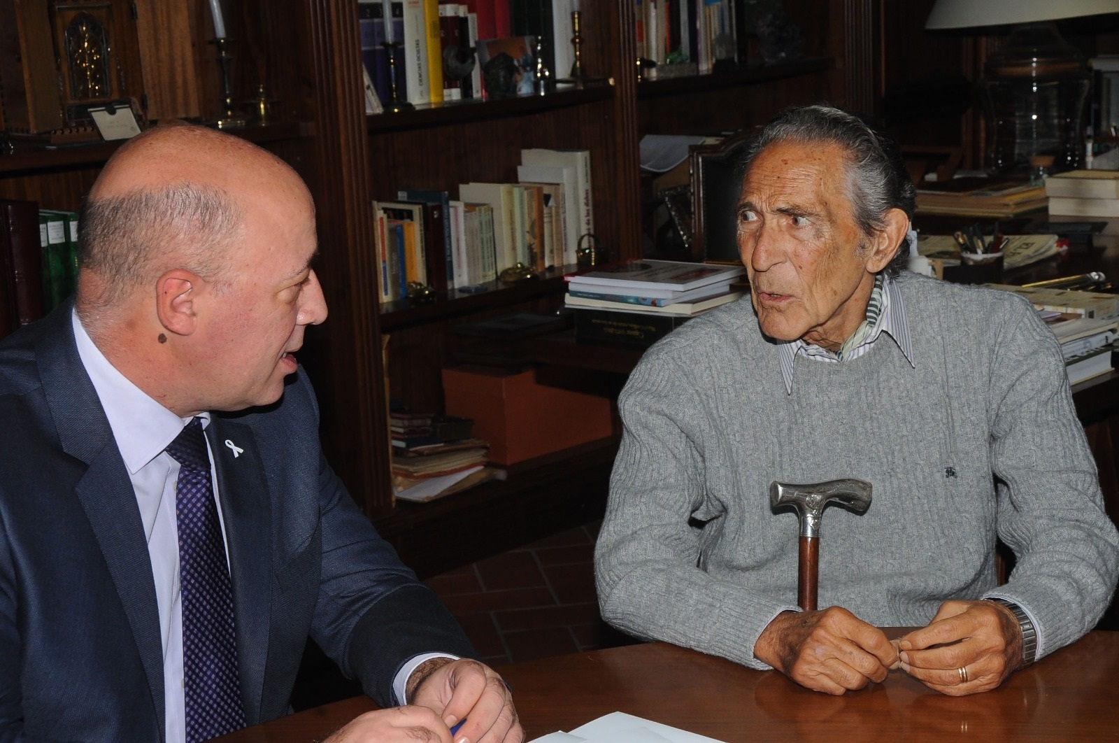 El presidente de la Diputación de Córdoba, Antonio Ruiz, en un encuentro con Antonio Gala.