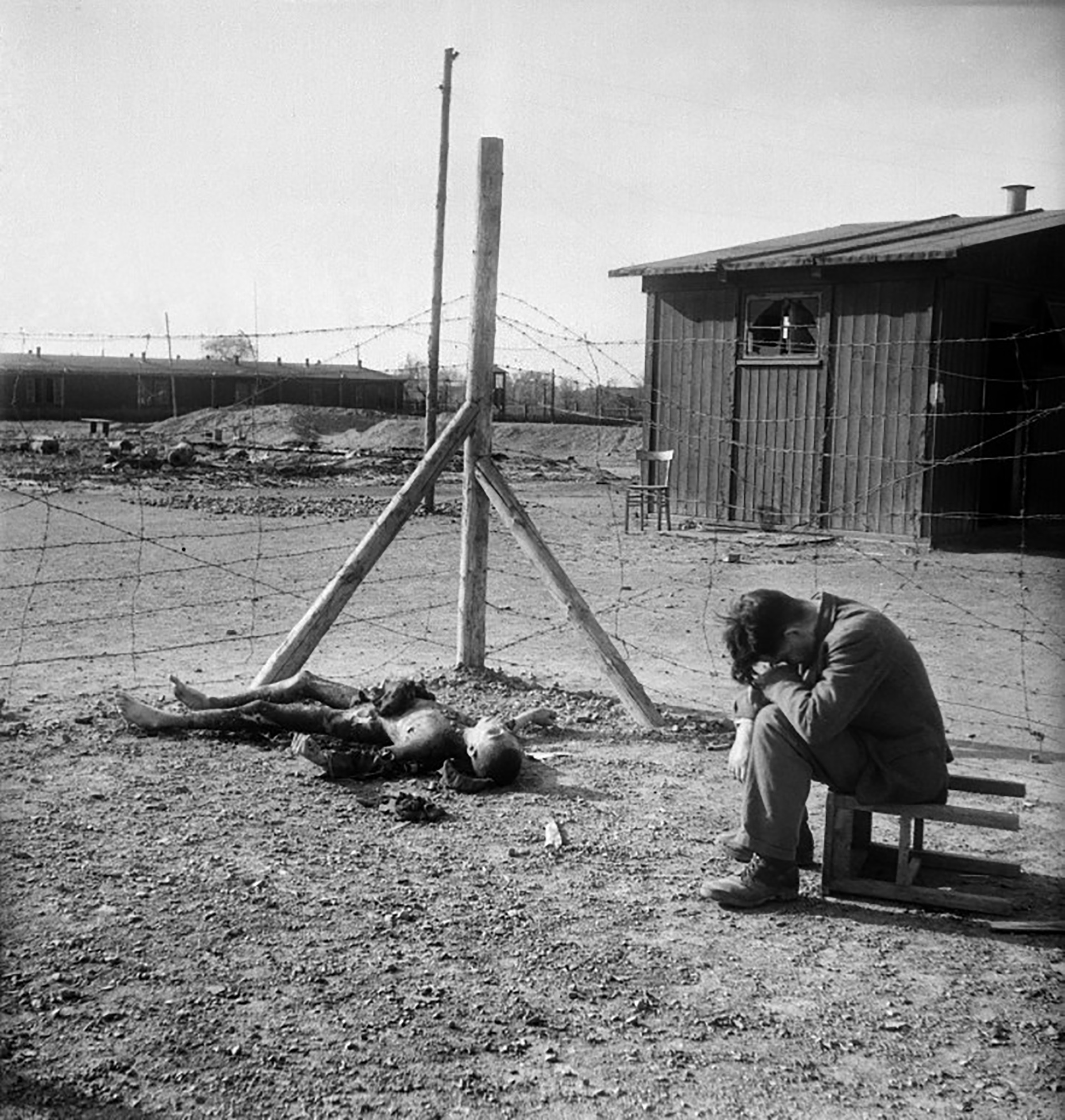 La foto del horror de Eric Scwab en el campo de concentración de Thekla, donde los nazis encerraron y quemaron a cientos de prisioneros cuando llegaban los Aliados (AFP/ Eric Schwab)