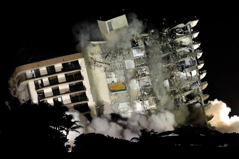 El parcialmente colapsado edificio residencial Champlain Towers South fue demolido en Surfside el 4 de julio para mejorar las tareas de rescate de víctimas (Foto: REUTERS/Marco Bello)