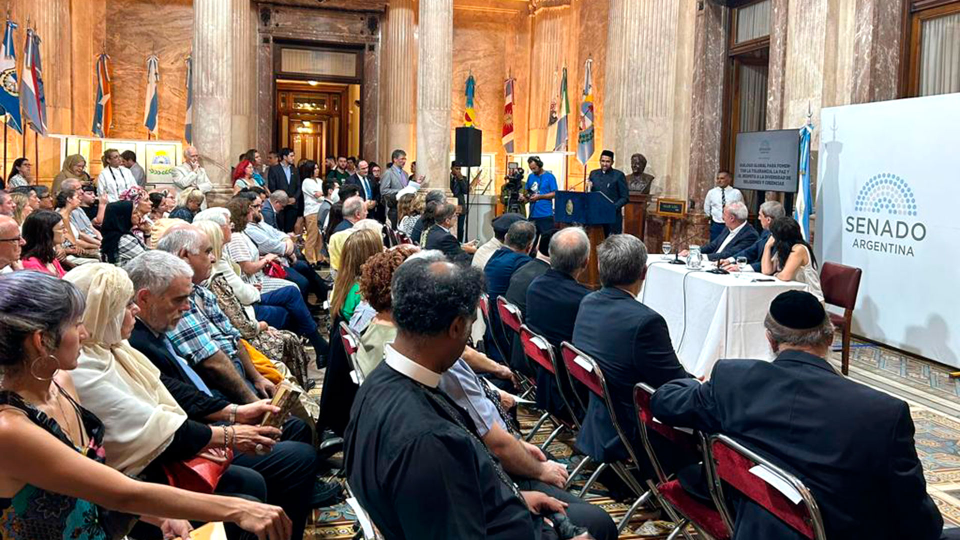 El encuentro se celebró en el "Salón de las Provincias" de la Cámara Alta, donde se reunieron referentes religiosos, legisladores nacionales y representantes diplomáticos