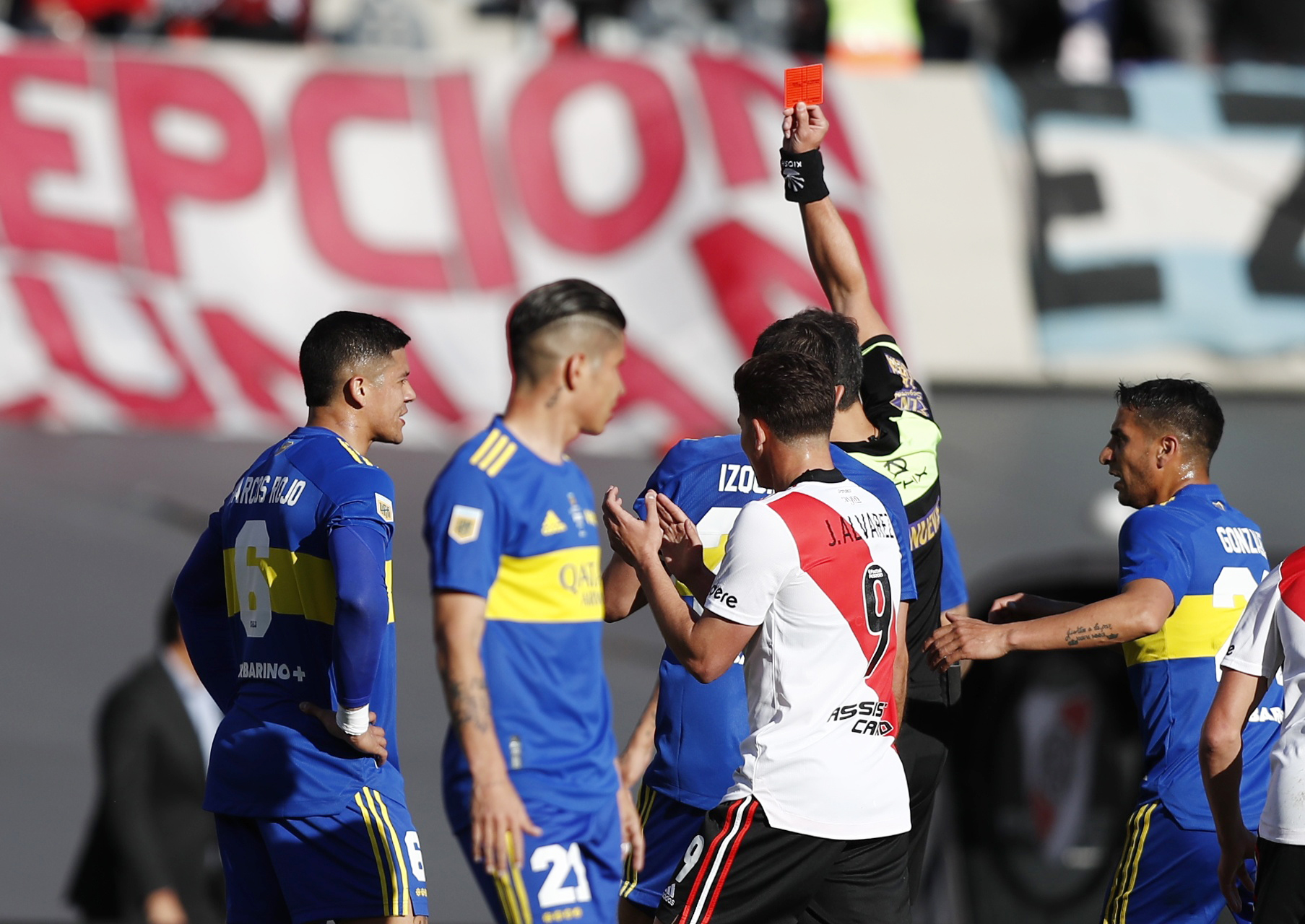 Marcos Rojo se fue expulsado a los 15 minutos del primer tiempo (REUTERS/Agustin Marcarian)