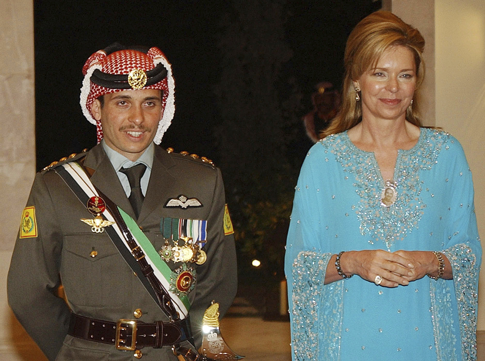 El príncipe Hamzah junto a su madre, la Reina Noor
