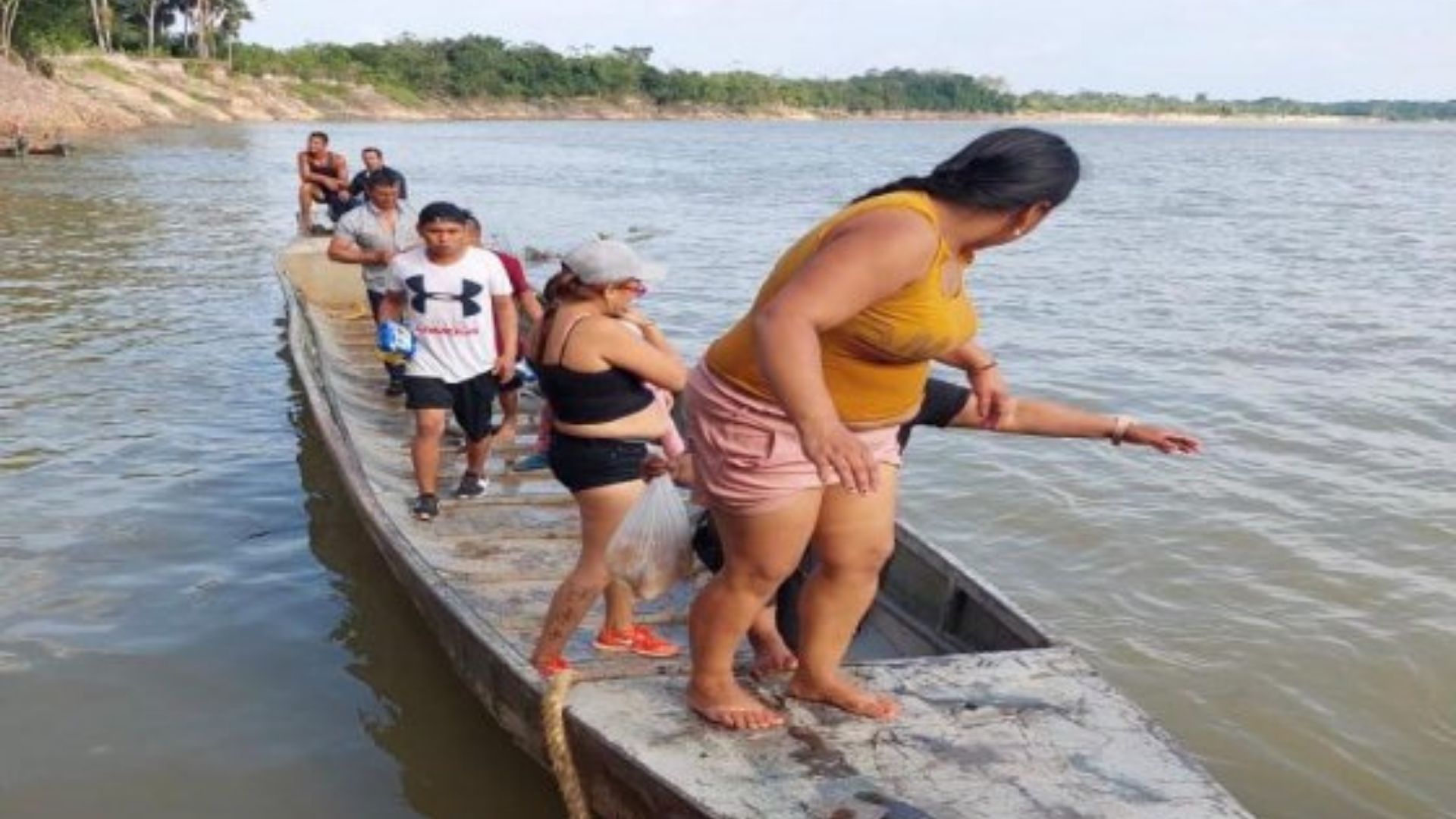 Rescatan a 13 personas que se transportaban en canoa por el río Guaviare