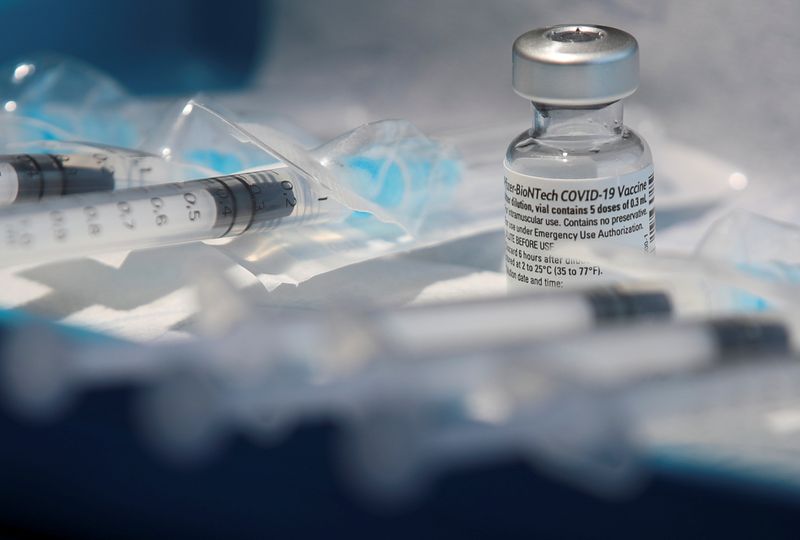 Se estima que durante dos semanas no arriben vacunas de Pfizer (Foto: REUTERS/Yves Herman)
