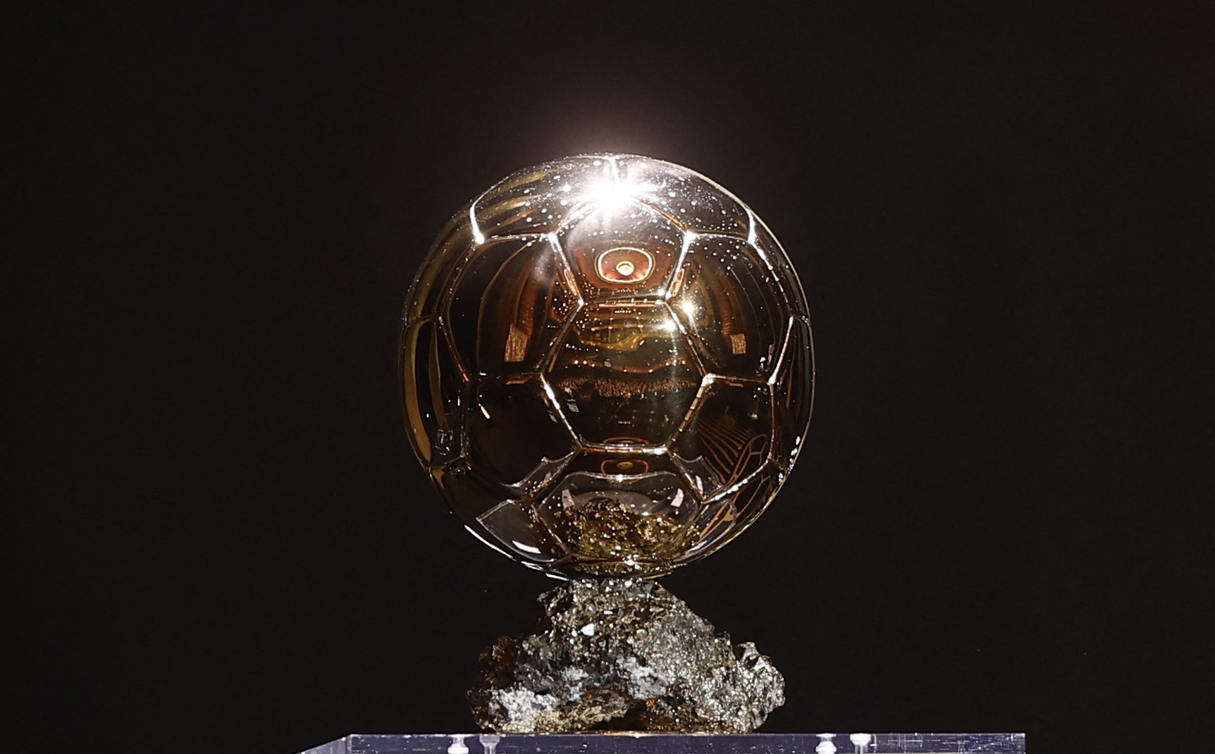 Imagen del trofeo individual más codiciado por los futbolistas.