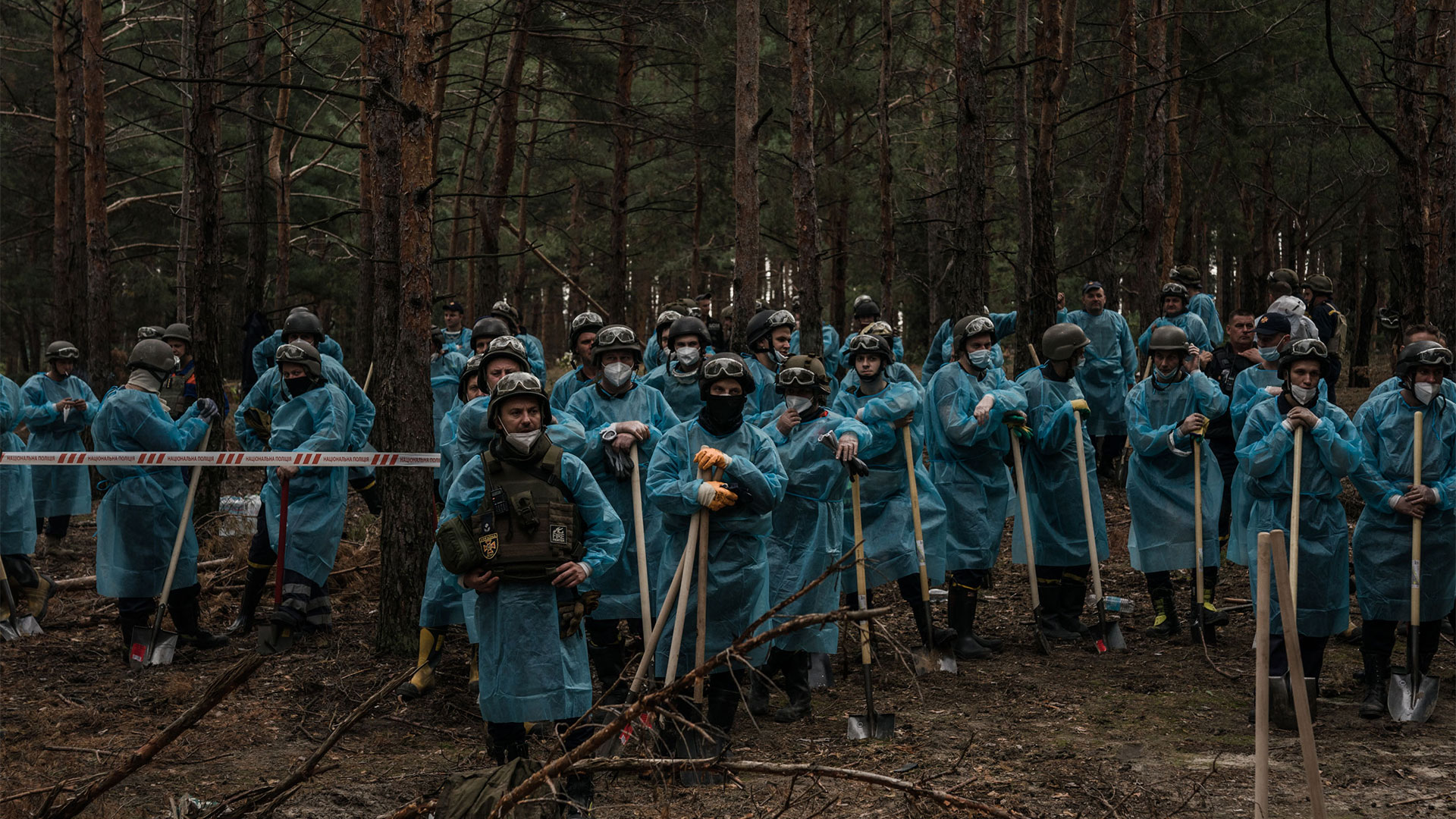 Investigadores militares y policiales comienzan la exhumación de una fosa común en Izyum, Ucrania. (Foto para The Washington Post de Wojciech Grzedzinski)