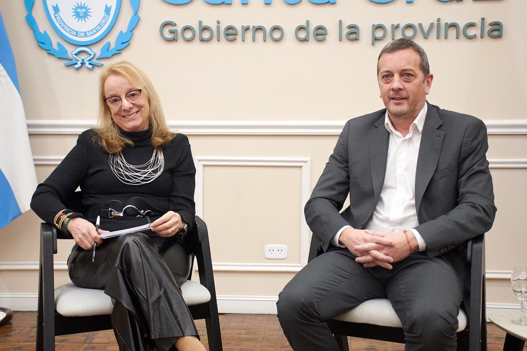 La gobernadora de Santa Cruz, Alicia Kirchner, junto al ministro de Economía, Ignacio Perincioli, anunciaron un bono extraordinario para los trabajadores de la administración pública