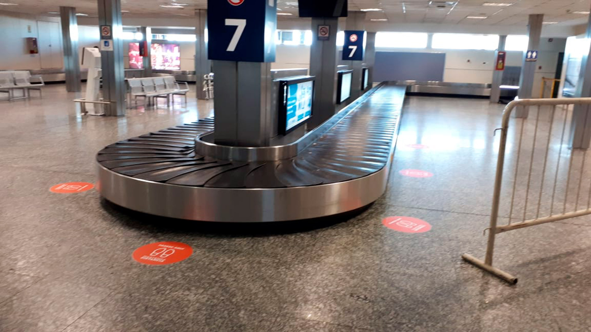 Las distancia también está demarcada en la zona donde se busca el equipaje