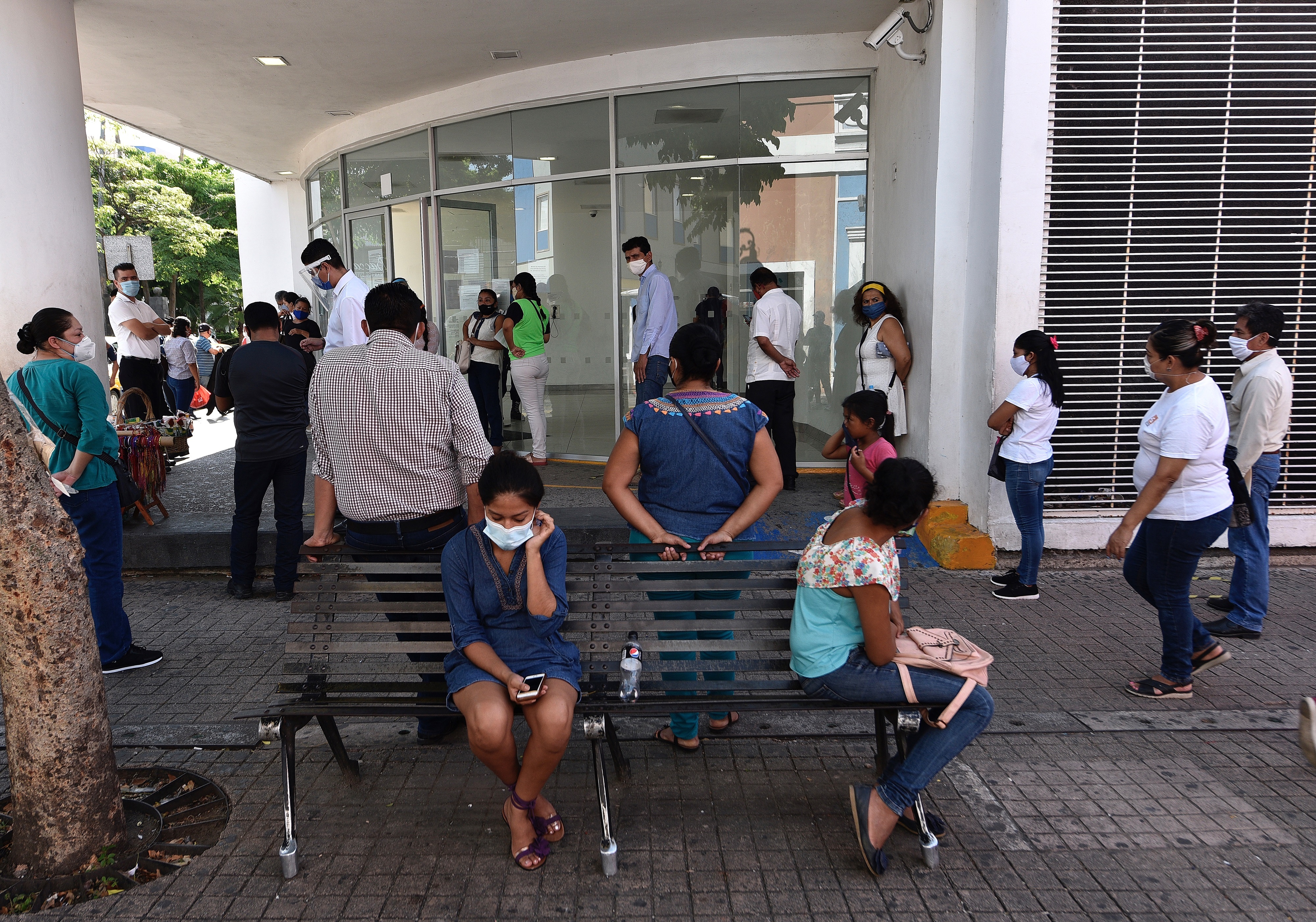 Personas son vistas afuera de un hospital en espera de informes de sus familiares que son atendidos por COVID-19.  EFE/Archivo

