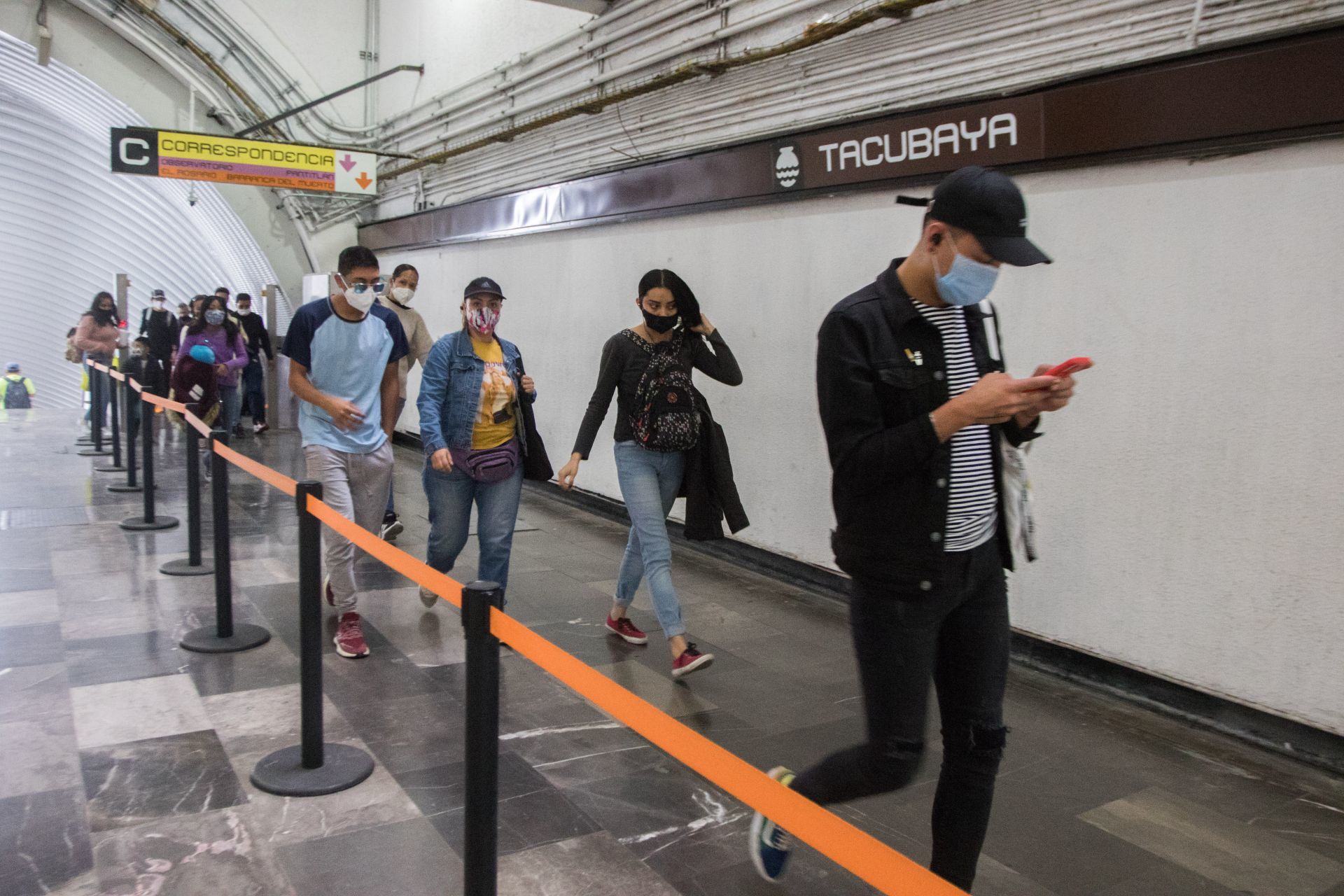9 de enero de 2021. Ciudad de México. Las líneas 4, 5 y 6 del Sistema de Transporte Colectivo Metro, de la Ciudad, quedaran listas el día de mañana. Las 1,2 y 3 tardaran más tiempo informaron autoridades del Gobierno de la Ciudad.