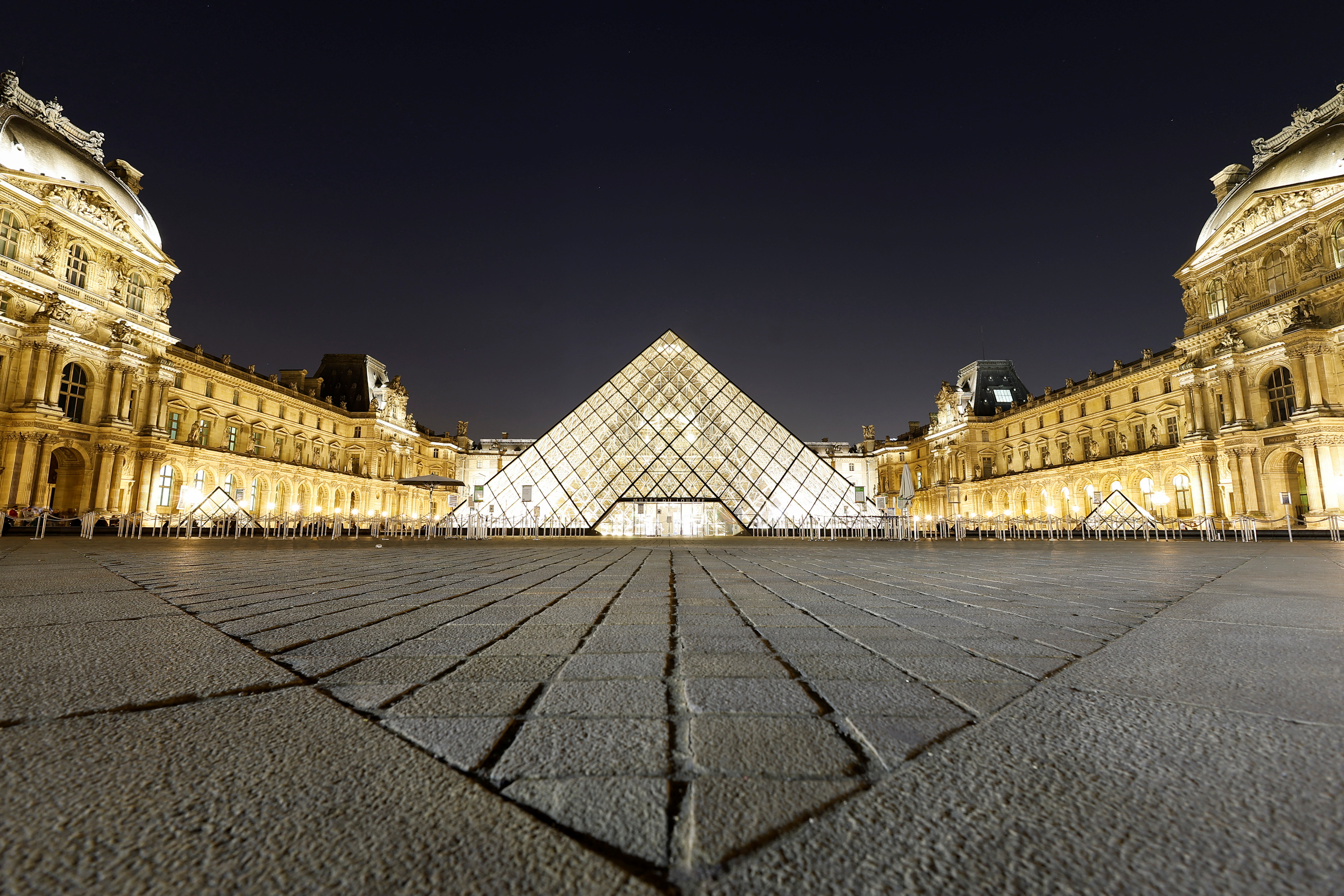 La Pirámide del Louvre (REUTERS/Christian Hartmann)