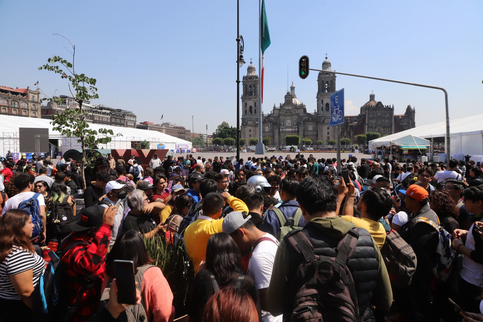 Un nutrido grupo de fans de Daft Punk se hizo presente en el Zócalo de la Ciudad de México. Foto; Cuartoscuro