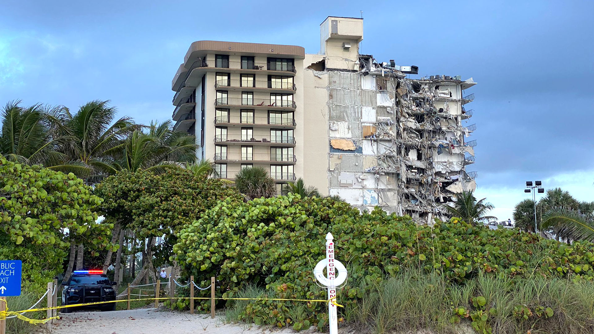 El edificio Champlain Towers, derrumbado parcialmente durante la madrugada del martes, visto desde la playa (Infobae)