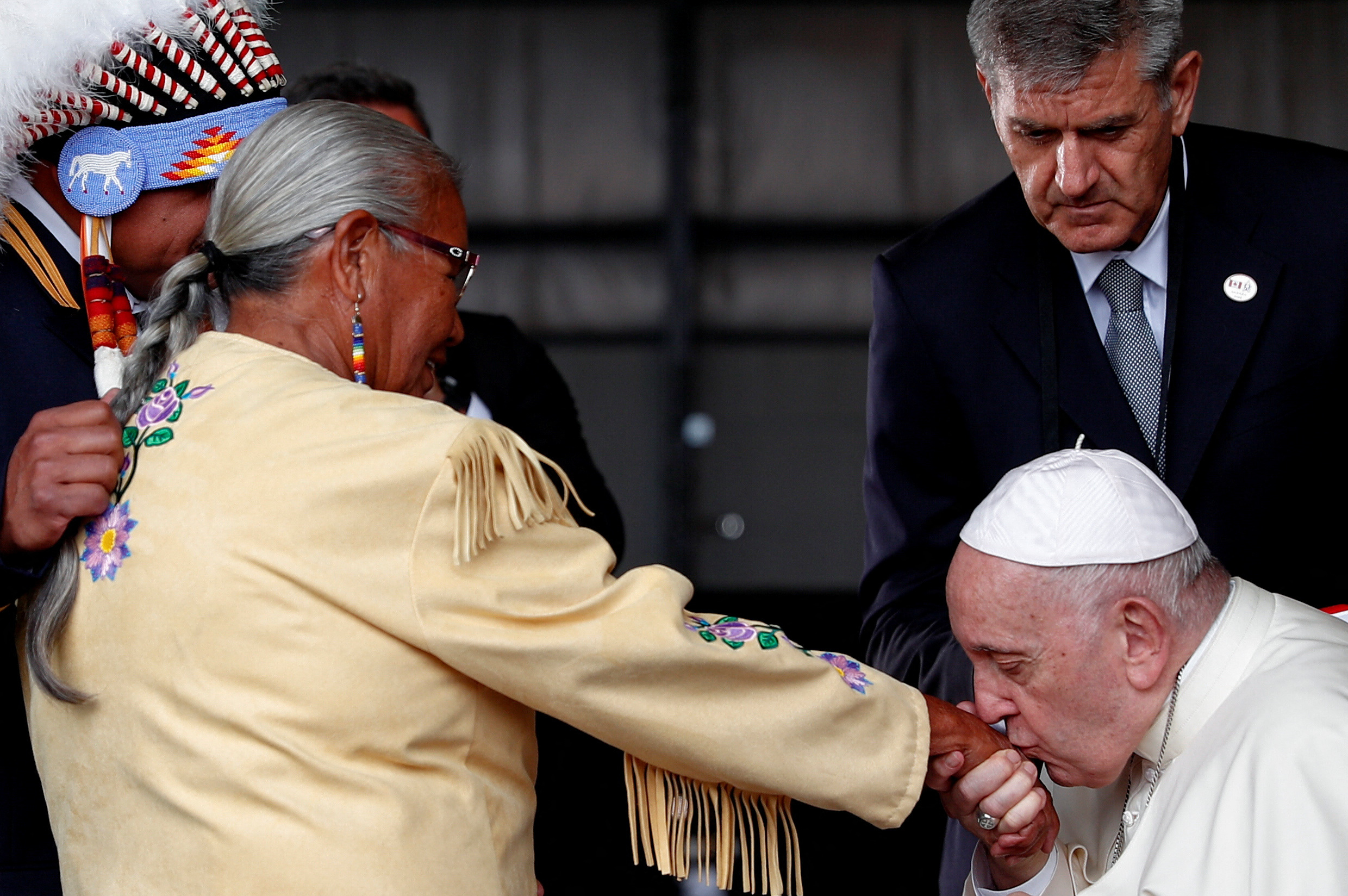 El papa Francisco besa la mano de Alma Desjarlais, de la Frog Lake First Nation, durante la ceremonia de bienvenida en Edmonton, Alberta, Canadá (REUTERS/Guglielmo Mangiapane)