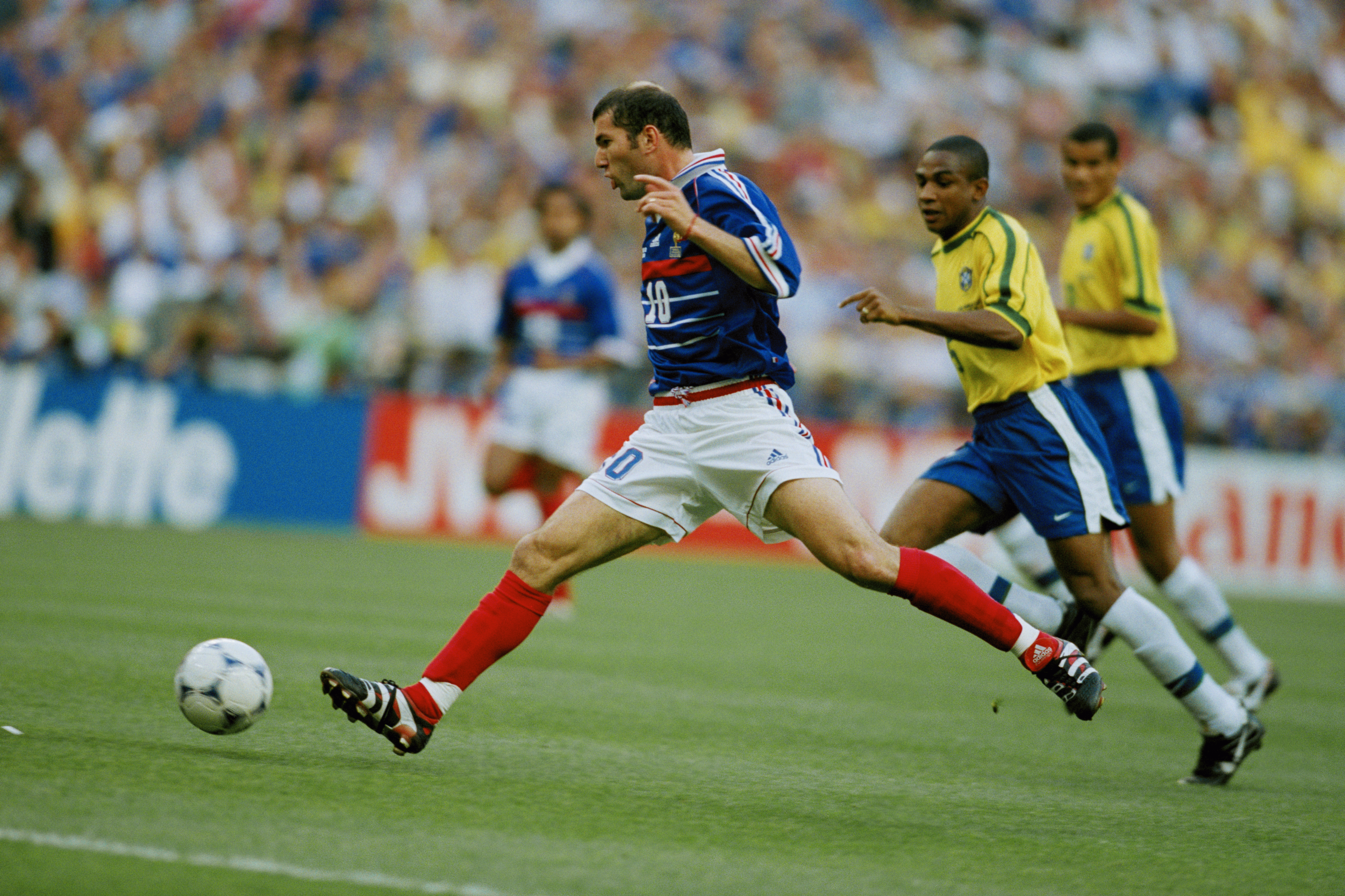 Zinedine Zidane brilló en la final ante Brasil del Mundial 1998 y marcó dos de lo tres tantos de Francia (Photo by Christian Liewig/TempSport/Sygma/Corbis via Getty Images)