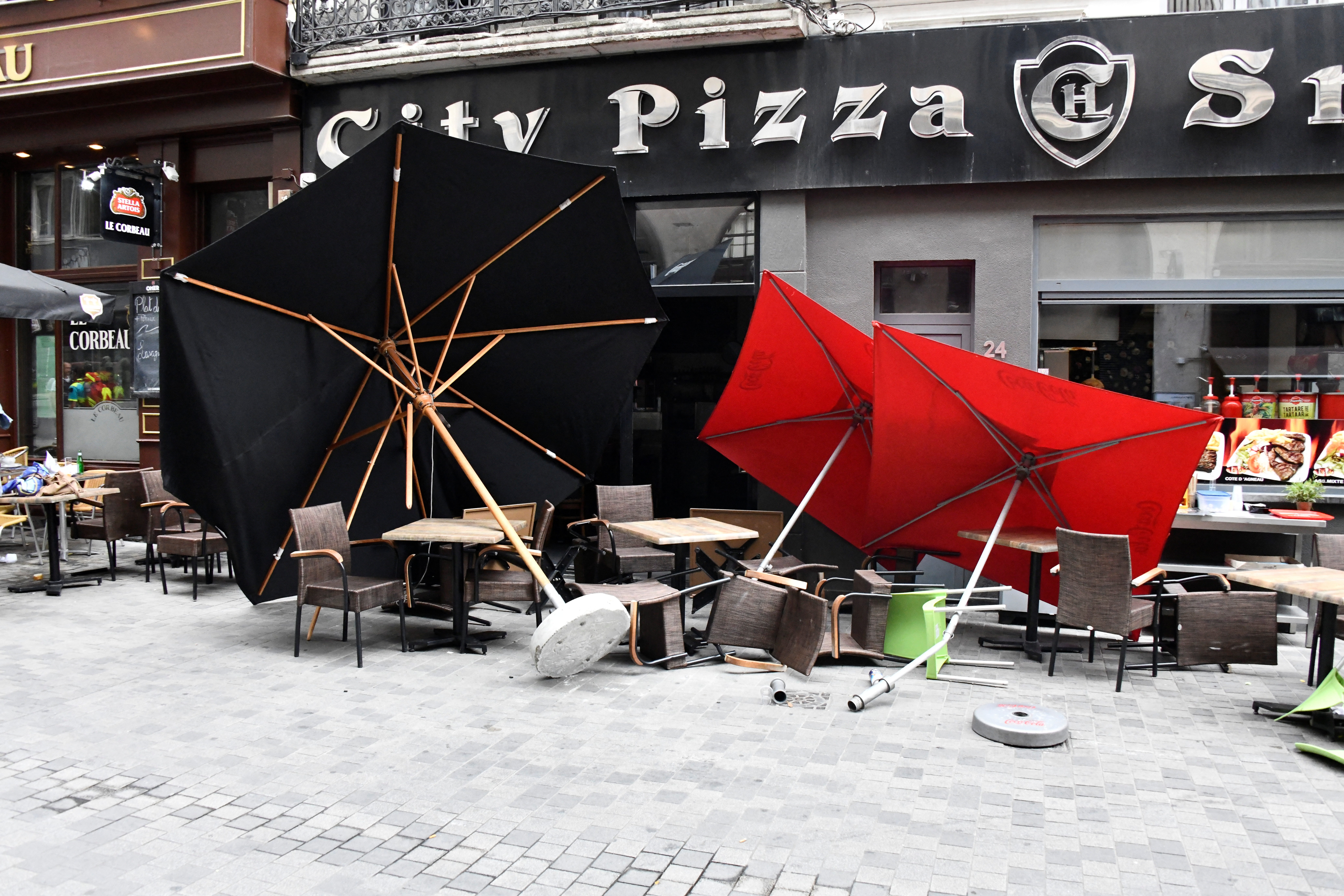 Las personas situadas en la terraza pudieron esquivar la furgoneta que se dirigía a toda velocidad por una calle estrecha (Pompiers de Bruxelles - Brandweer Brussel/Handout via REUTERS)