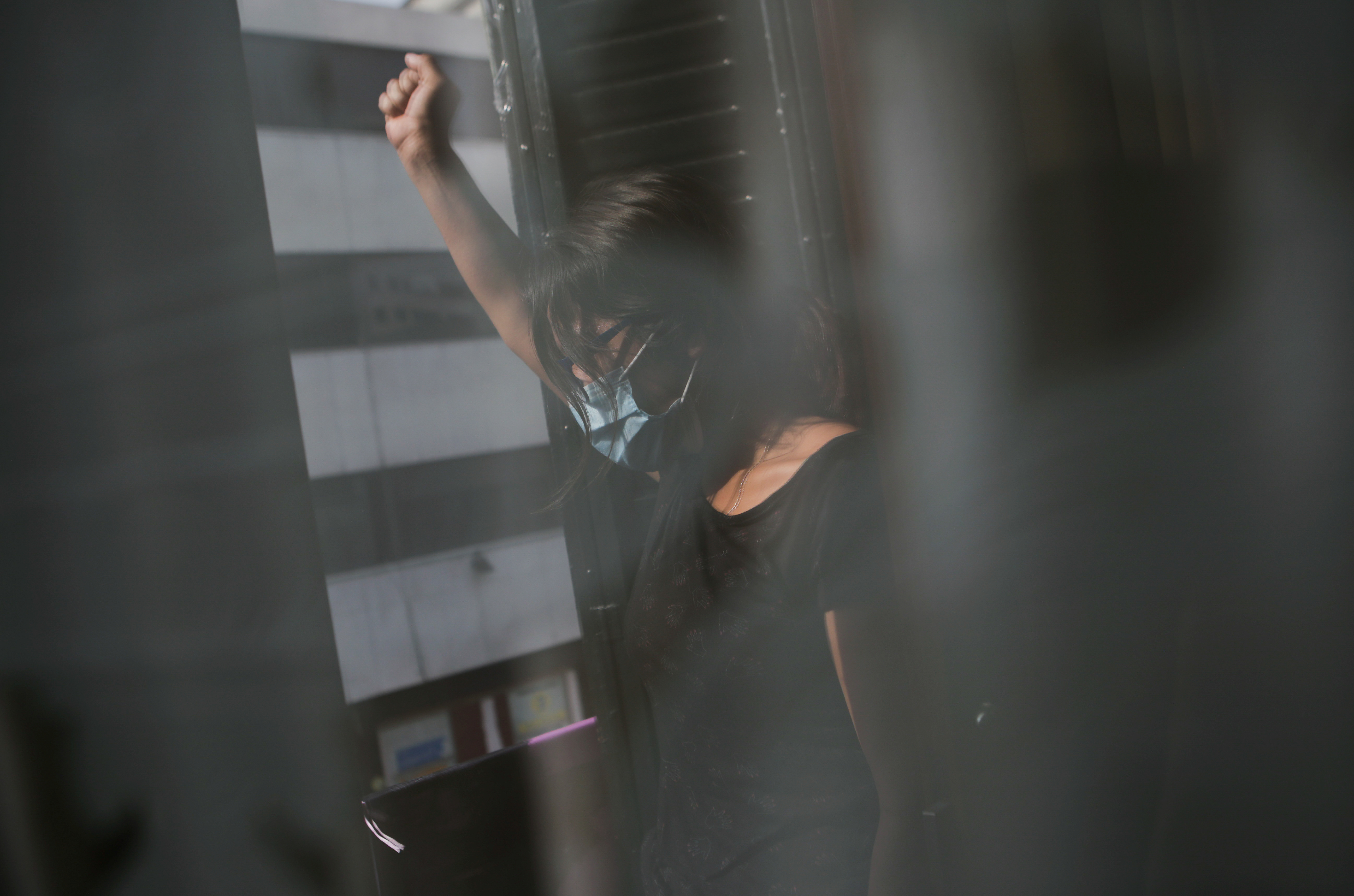 Una integrante de un colectivo feminista levanta el puño dentro de las instalaciones del edificio de la Comisión Nacional de Derechos Humanos, en apoyo a las víctimas de violencia de género, en la Ciudad de México, México, 11 de septiembre de 2020. Foto tomada el 11 de septiembre de 2020.