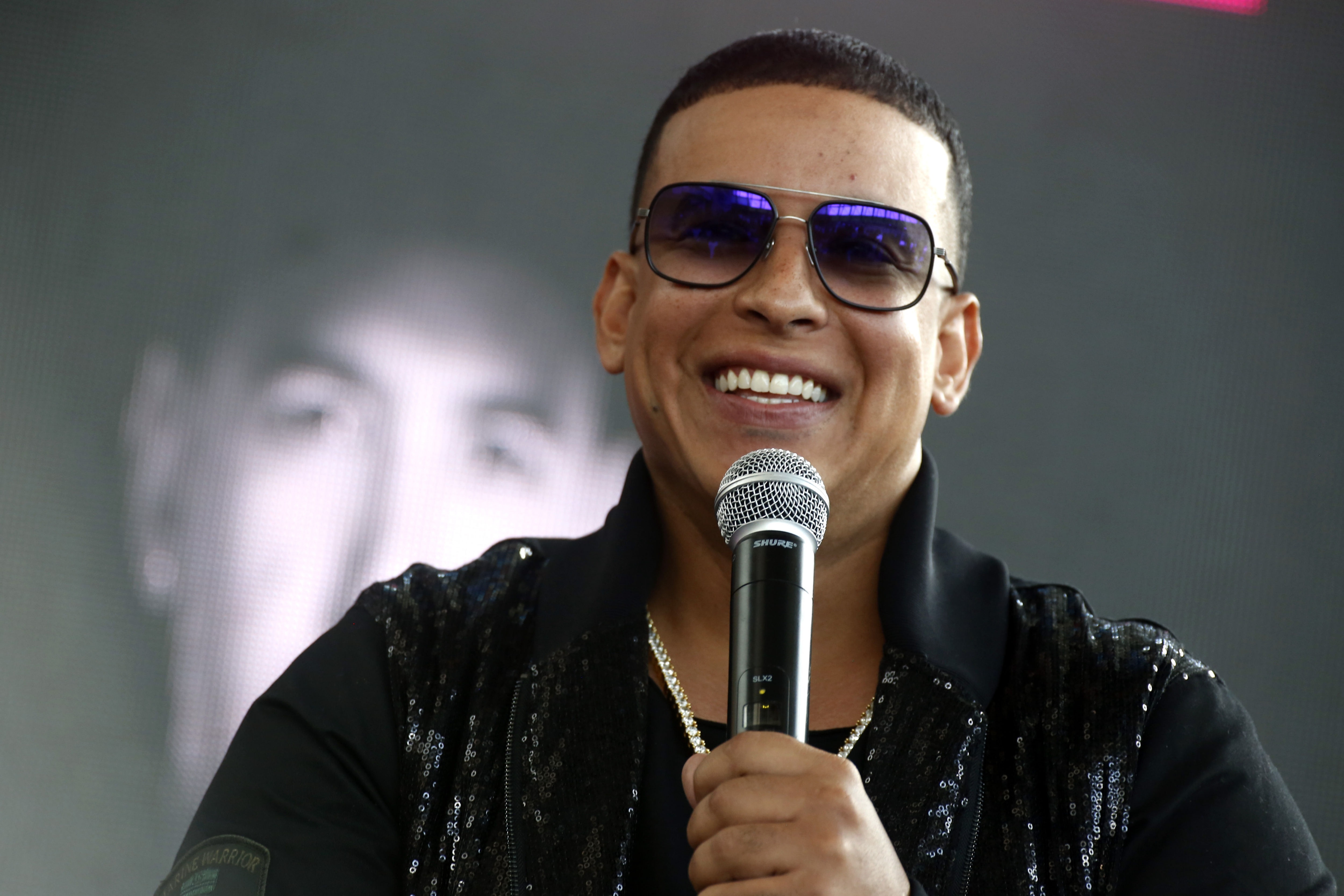 Daddy Yankee pone juego de baloncesto similar a salas de máquinas en su web  - Infobae