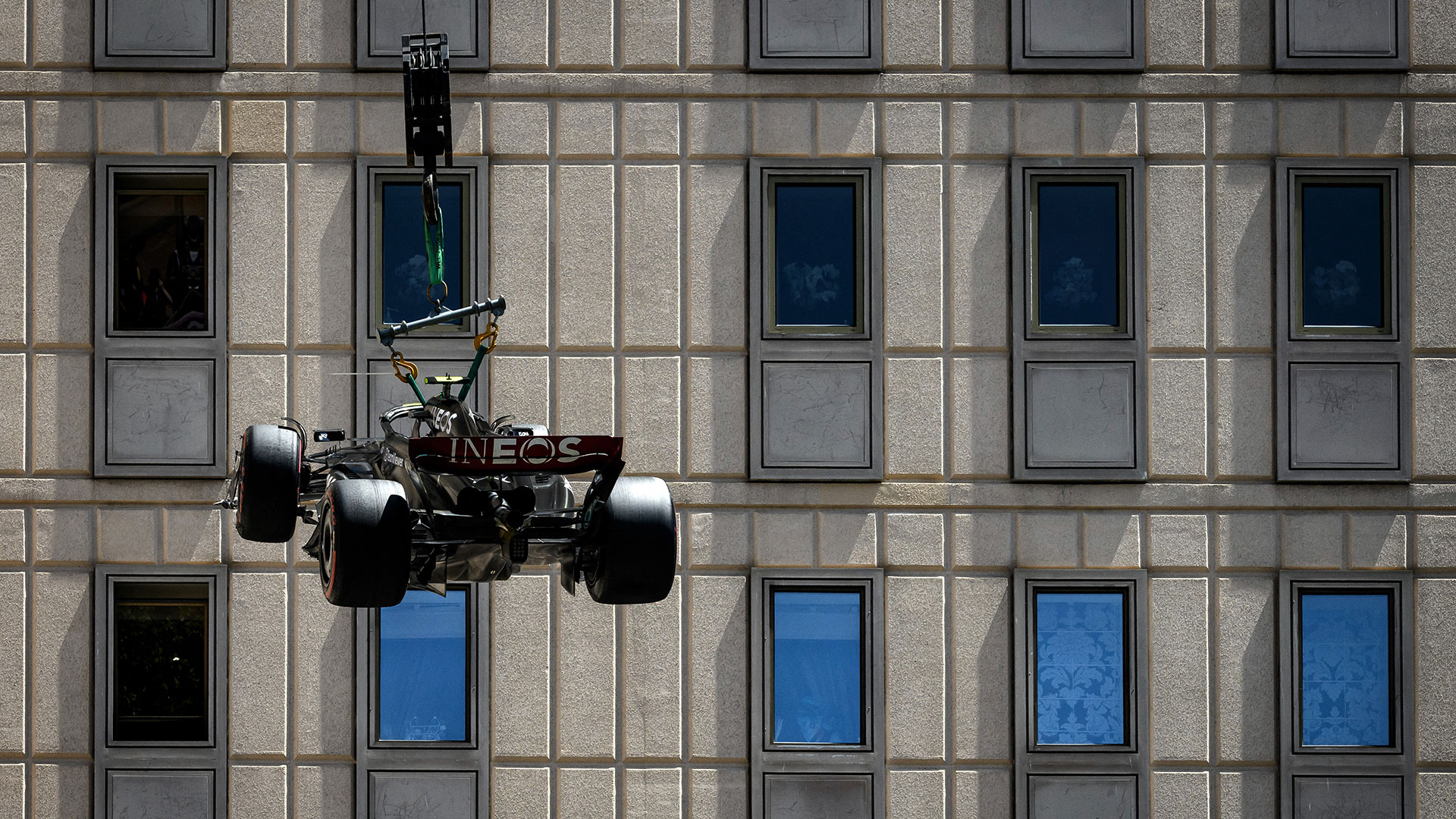 La imagen del día: el choque de Lewis Hamilton y cómo una grúa rescató su vehículo 