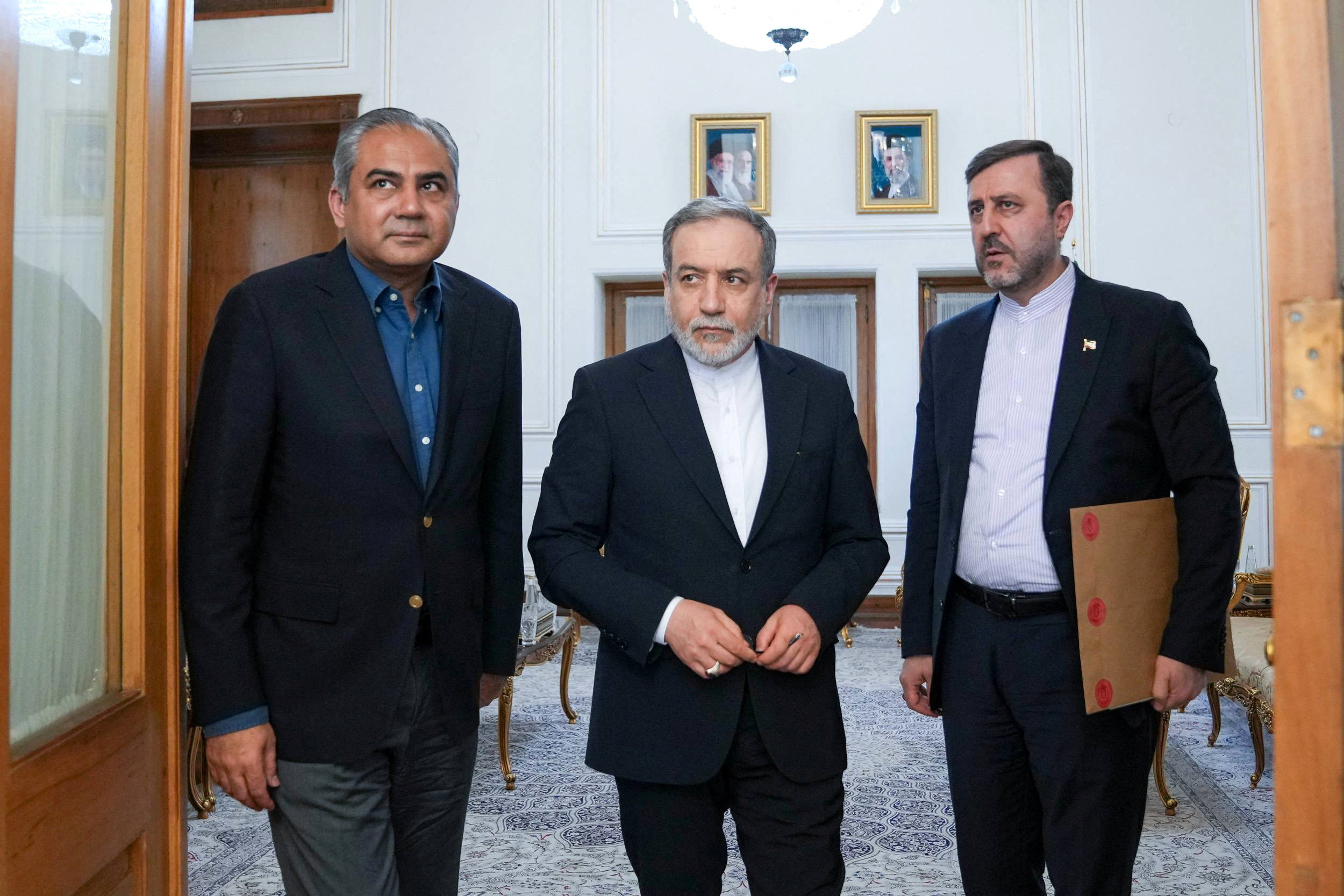 Un enviado de Pakist&aacute;n viaja a Ir&aacute;n para impulsar las negociaciones entre Washington y Teher&aacute;n tras la cumbre cancelada