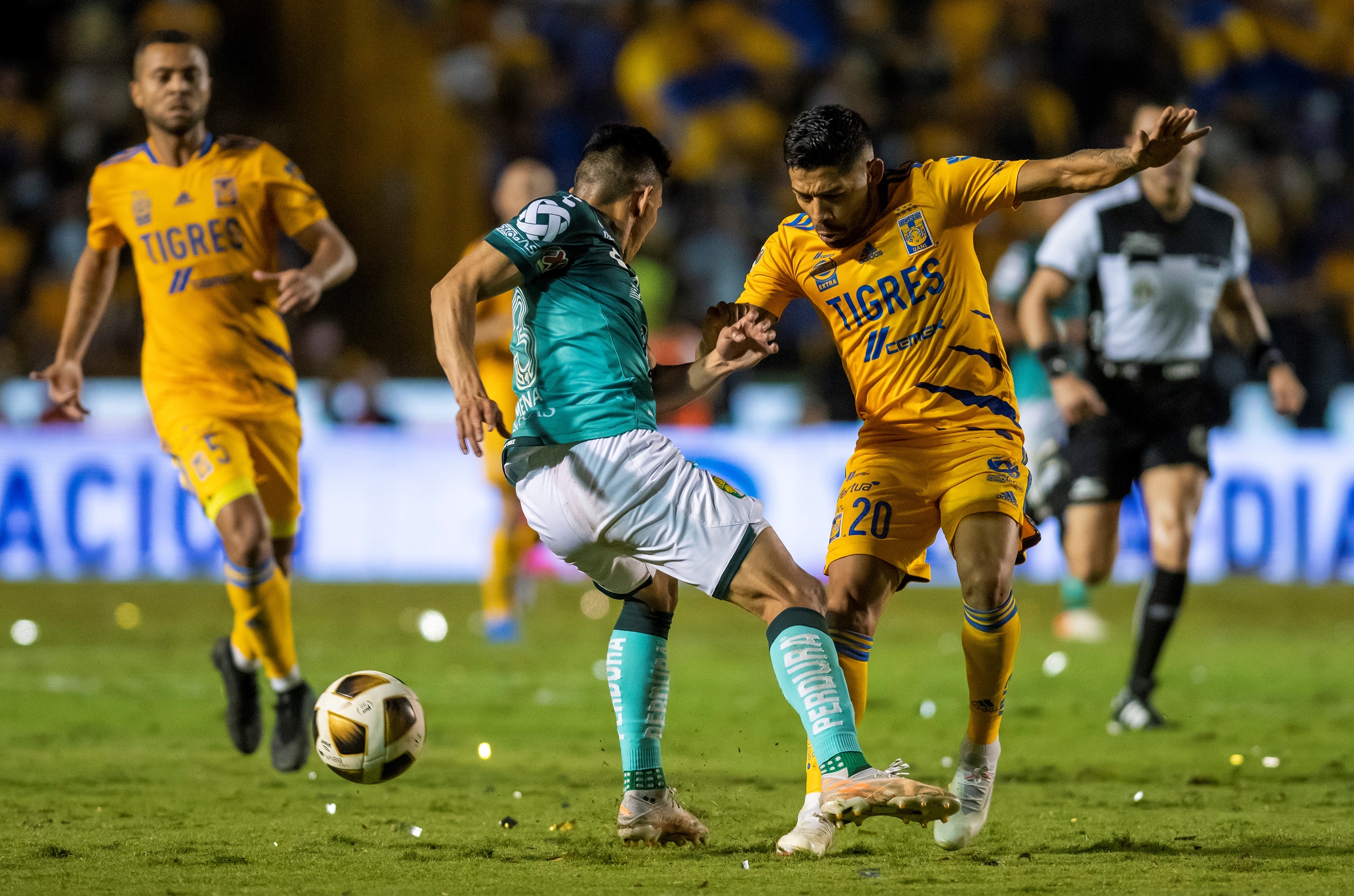 Tigres vs León: el video del momento en que un aficionado corrió a abrazar  a Carlos González - Infobae
