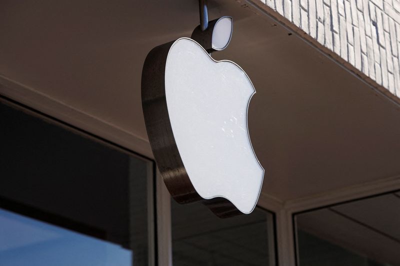 Apple destacó que se benefició de la fuerte demanda por el iPhone en China y porque pudo afrontar las limitaciones de la cadena de suministro y las interrupciones por la aparición de la variante Ómicron     REUTERS