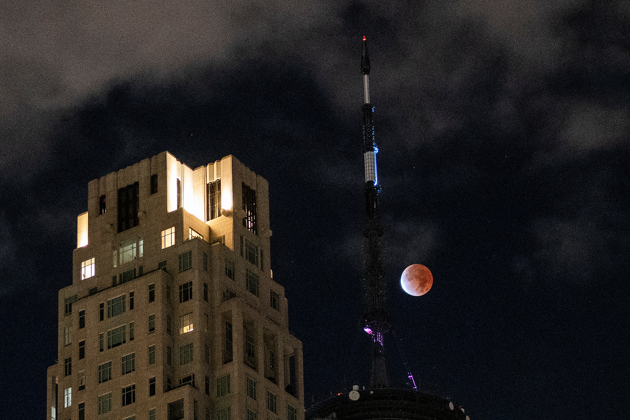 La "Luna de sangre" se ve junto a la antena en la parte superior del World Trade Center en la ciudad de Nueva York (REUTERS/Eduardo Munoz)