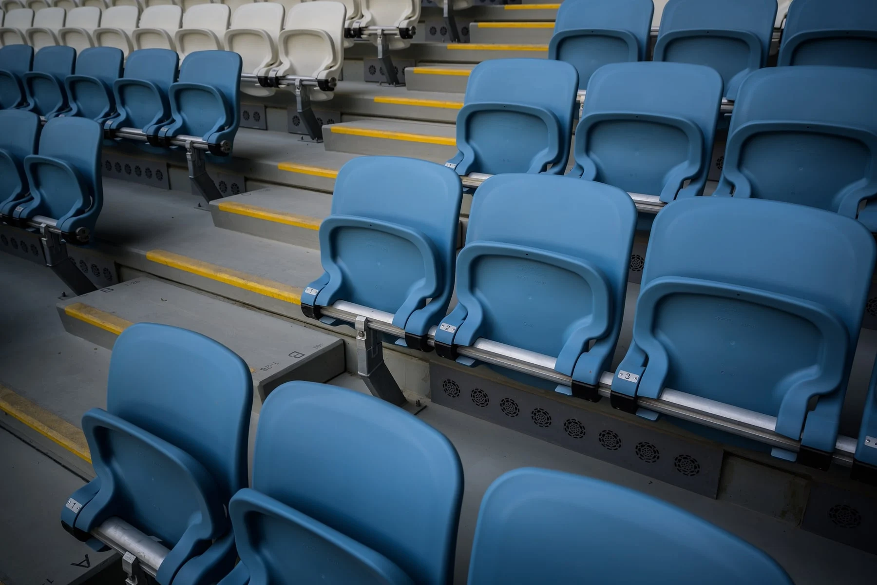 Aire acondicionado bajo los asientos en un estadio del Mundial de Qatar 2022. (foto: FIFA)