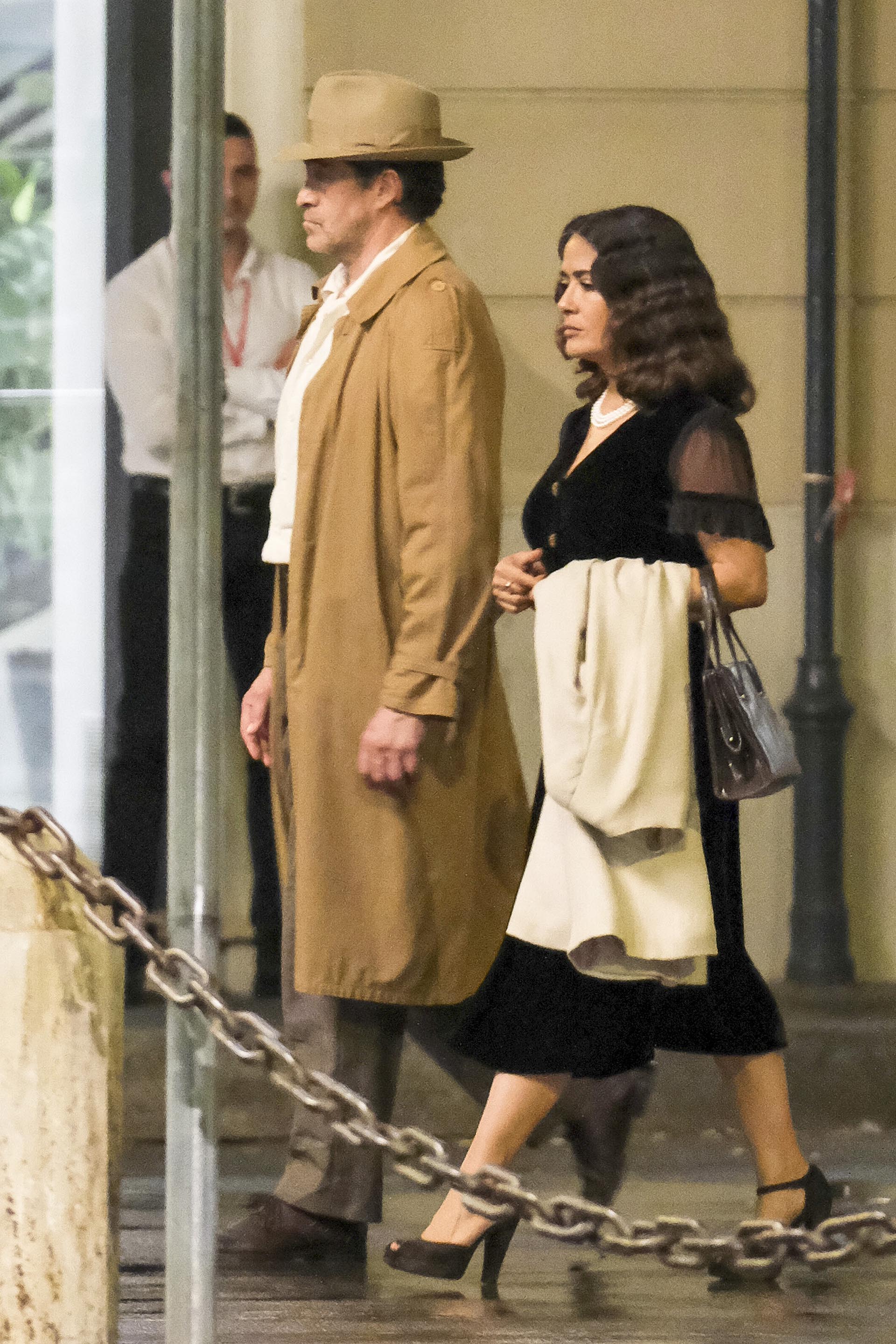 ¡En acción! Salma Hayek y Demian Bichir fueron fotografiados durante el rodaje de una escena de "Without blood", filmación que se lleva a cabo bajo la dirección de Angelina Jolie en Roma, Italia