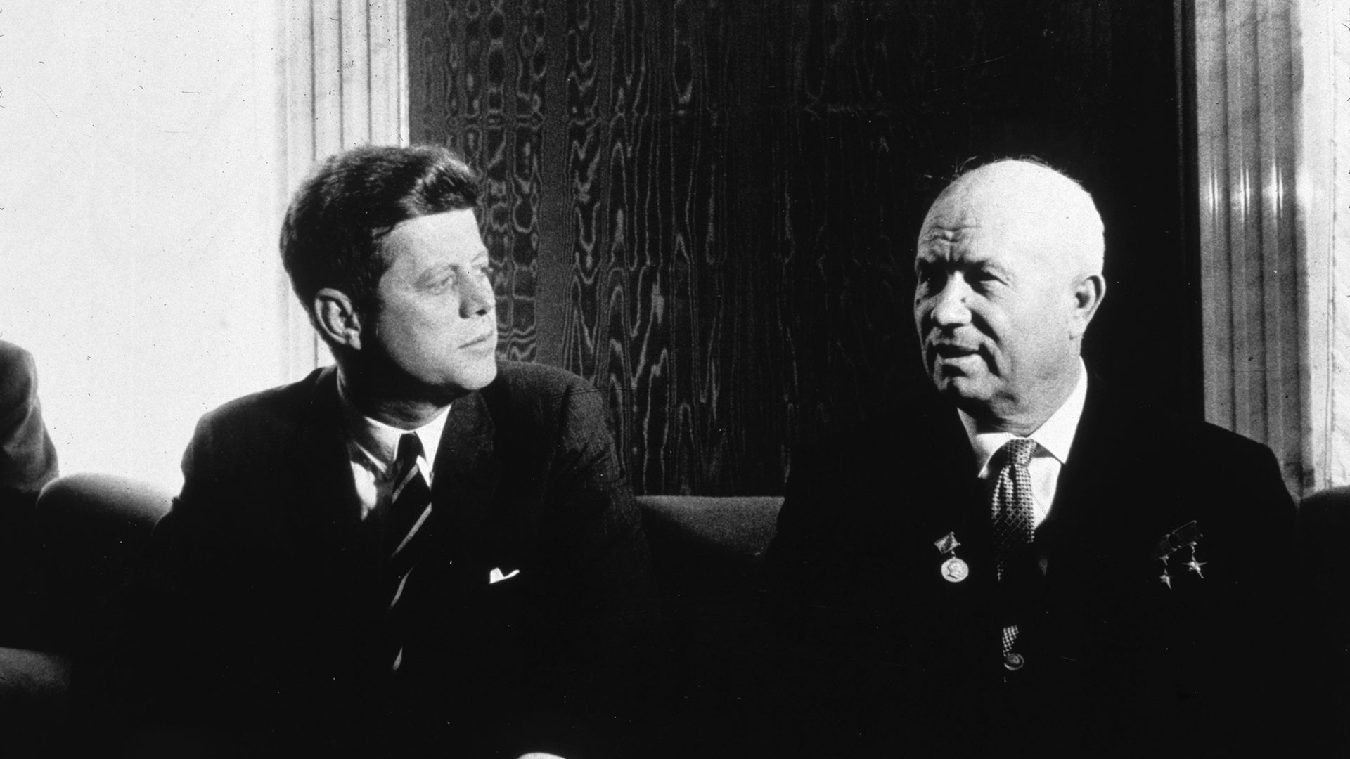 Kennedy había enviado a Khrushchev una carta de respuesta a la del premier soviético de diciembre de 1962, y a su sugerencia de poner fin a las pruebas nucleares (MPI/Getty Images)