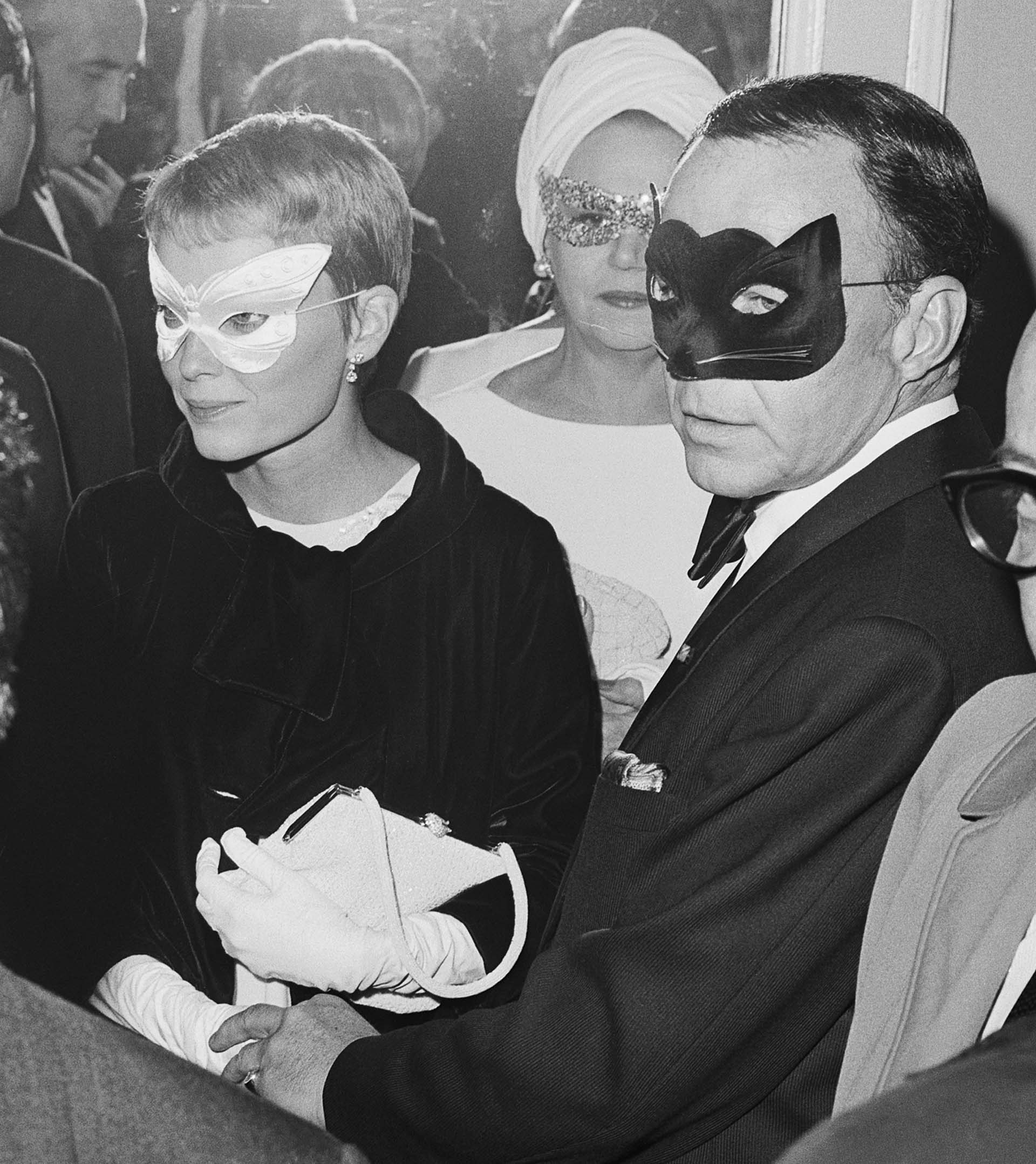 Frank Sinatra y Mia Farrow, su esposa en ese momento, llegan a la fiesta organizada por Capote.