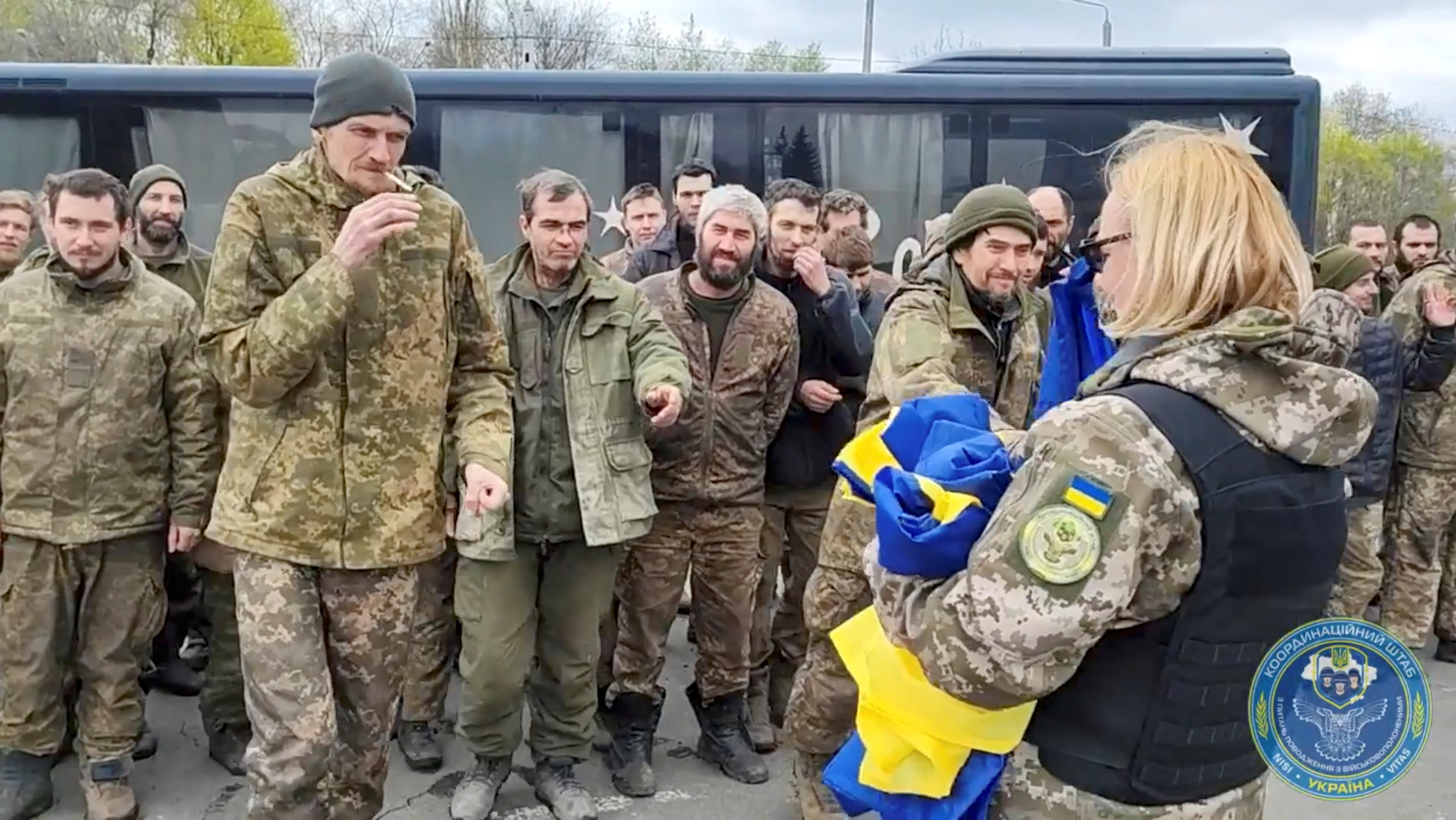 Prisioneros de guerra ucranianos tras ser liberados (Reuters)