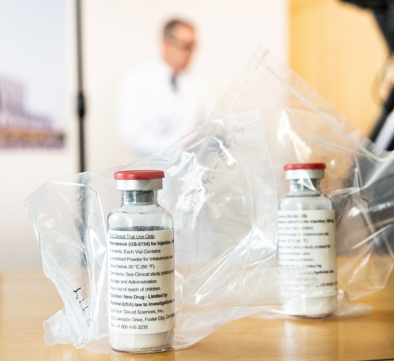 FOTO DE ARCHIVO. Dos dosis del fármaco experimental remdesivir de Gilead Sciences son mostradas en una rueda de prensa en Hamburgo, Alemania. Abril, 2020. Ulrich Perrey/Pool via REUTERS