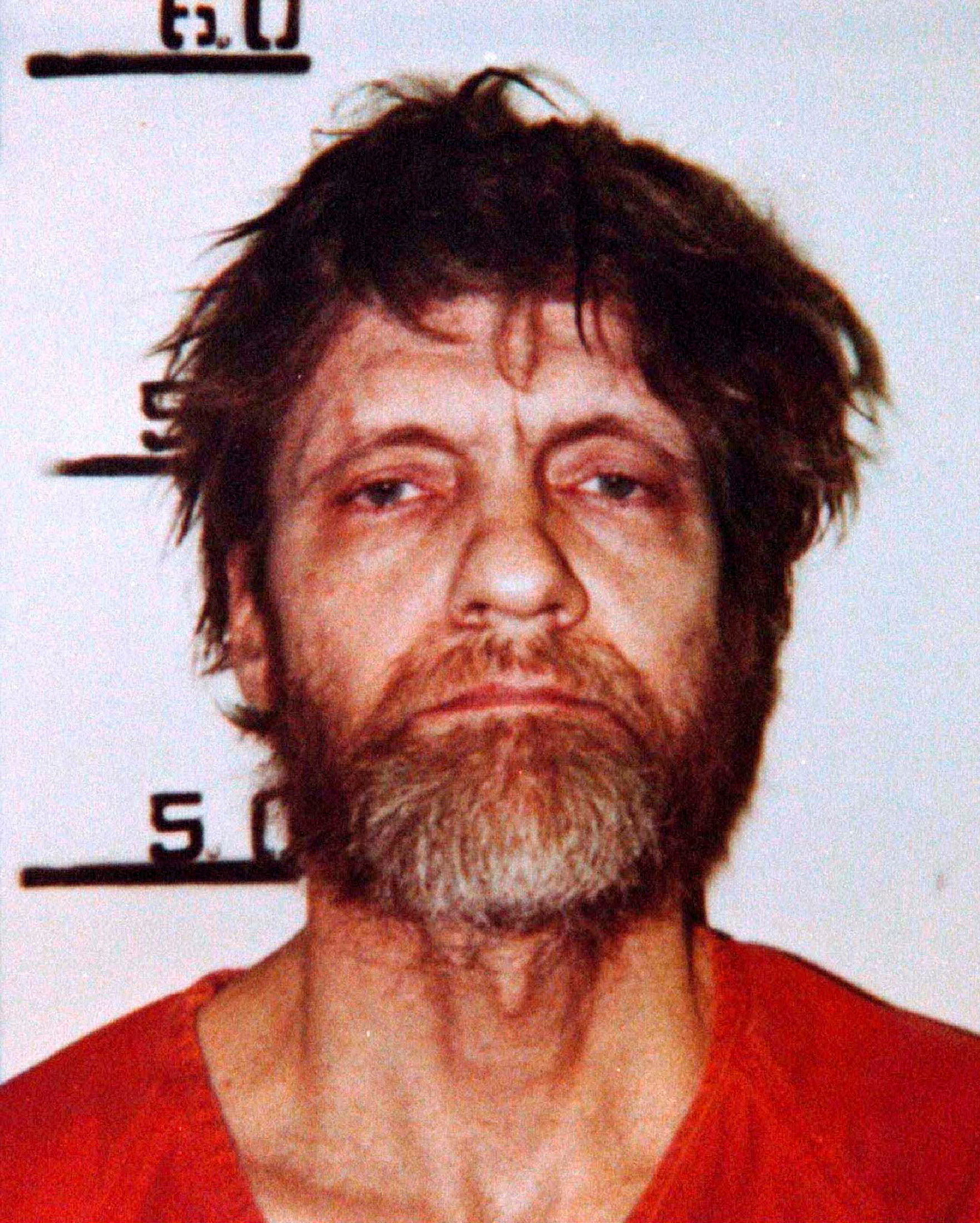 Ted Kaczynski posa en su ficha policial de abril de 1996 (REUTERS)